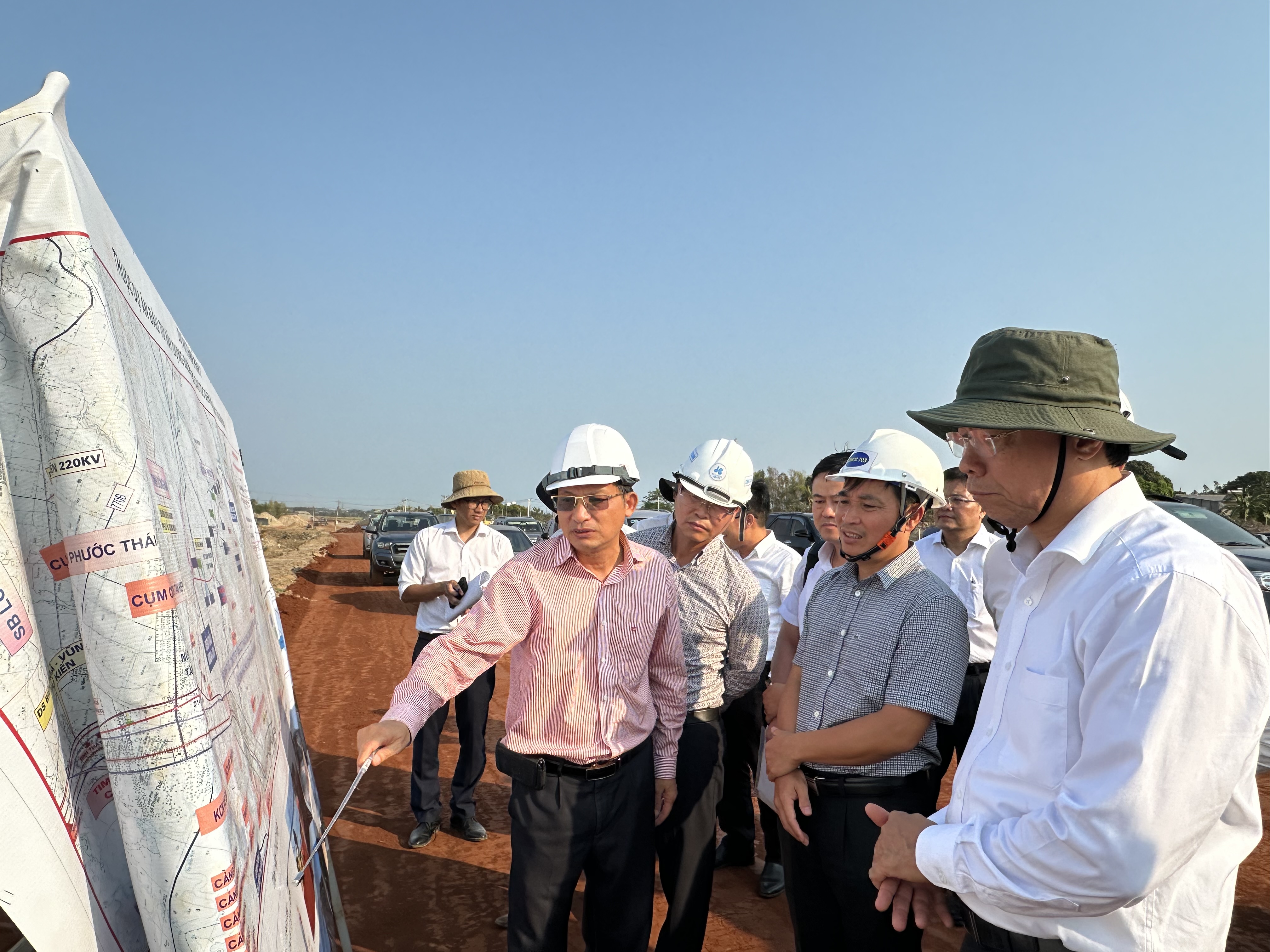 Chủ đầu tư và đại diện đơn vị thi công dự án đường cao tốc BH-VT báo cáo về tiến độ thực hiện dự án  và những vị trí hạ tầng kỹ thuật lưới điện cần di dời của 14 DN với Chủ tịch UBND tỉnh Nguyễn Văn Thọ.