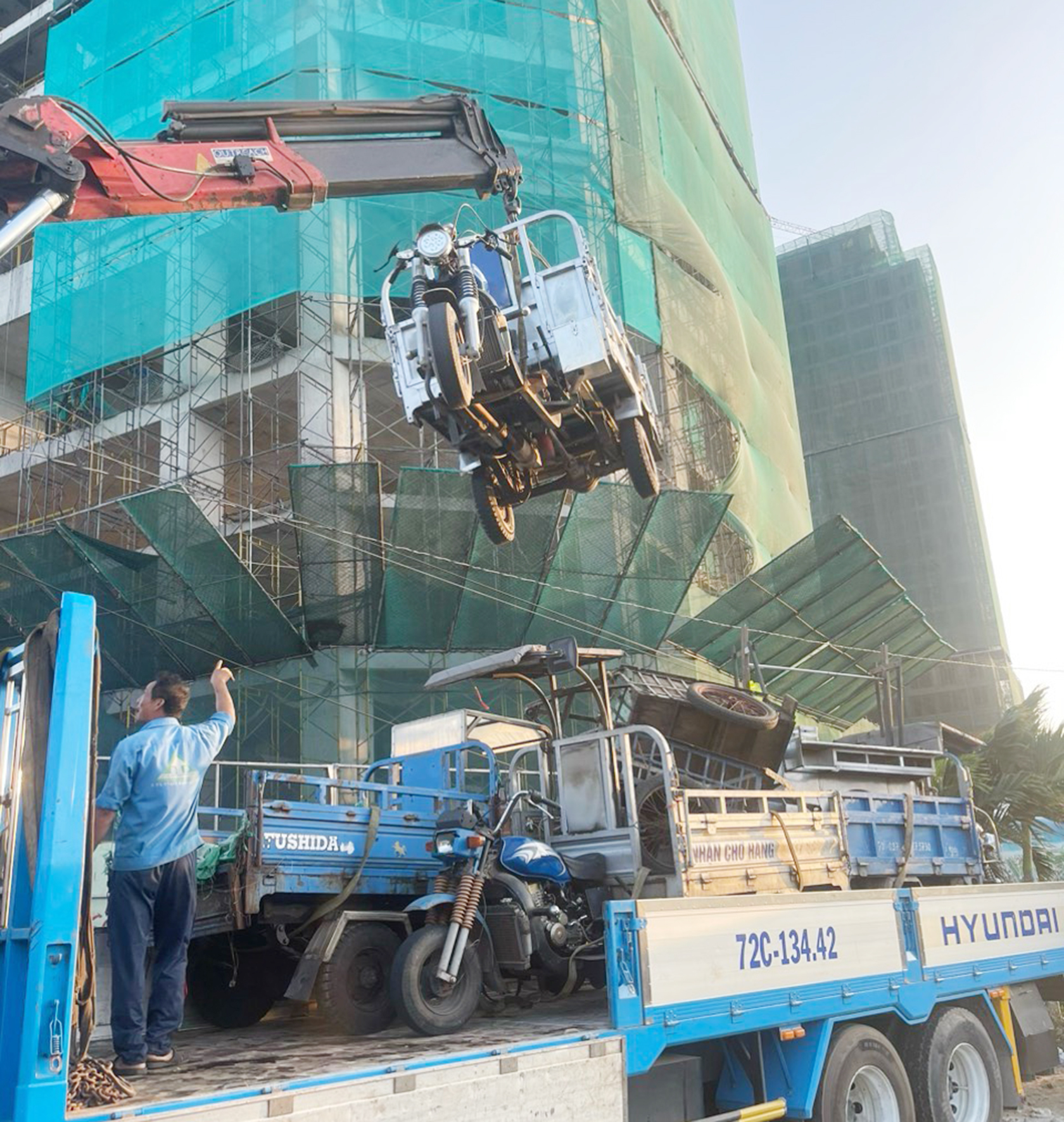 Xe ba gác máy, xe lôi tự chế không có chứng nhận đăng ký, không bảo đảm an toàn nhưng vẫn lưu thông trên đường bị lực lượng chức năng cẩu về bãi tạm giữ phương tiện.