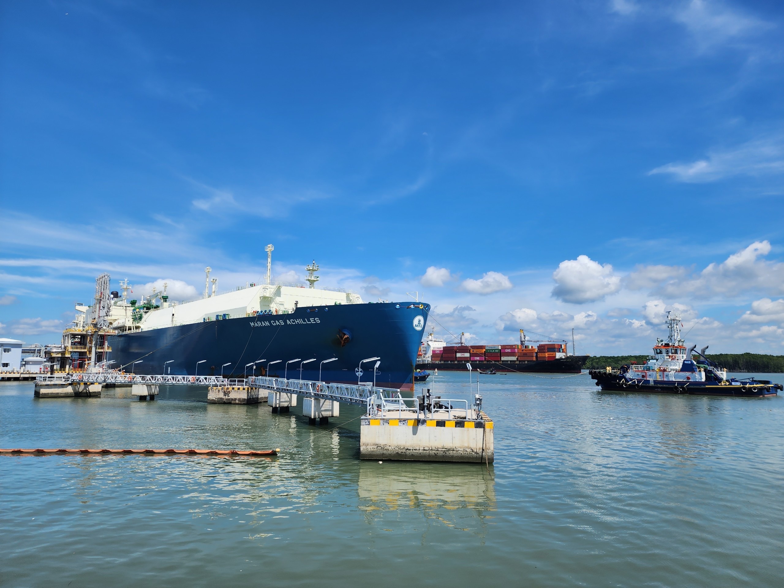Vận chuyển hàng hóa nguy hiểm là khí dầu mỏ hóa lỏng (LPG) có tổng khối lượng nhỏ hơn 2.250 được miễn cấp giấy phép vận chuyển hàng hóa nguy hiểm. Trong ảnh: Tàu Maran Gas Achilles chở LNG trị cập hệ thống kho cảng LNG Thị Vải. 