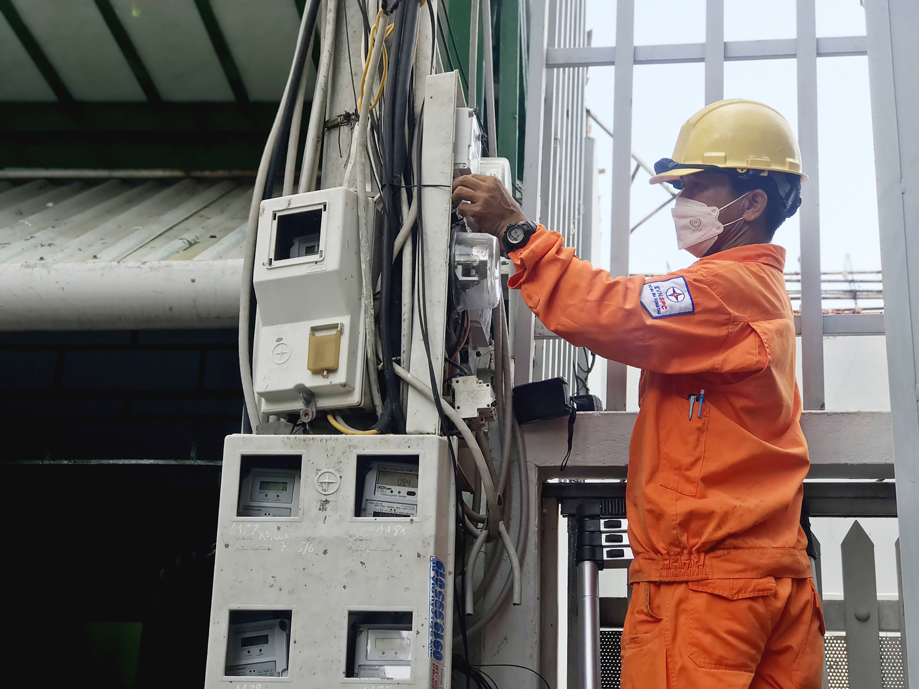 Kế hoạch chuyển đổi số ngành năng lượng cũng đề ra mục tiêu đến năm 2030 toàn bộ Công ty Điện lực thành viên sử dụng công tơ điện tử. Trong ảnh: Nhân viên Công ty Điện lực Bà Rịa-Vũng Tàu lắp công tơ điện tử cho khách hàng Vũng Tàu.