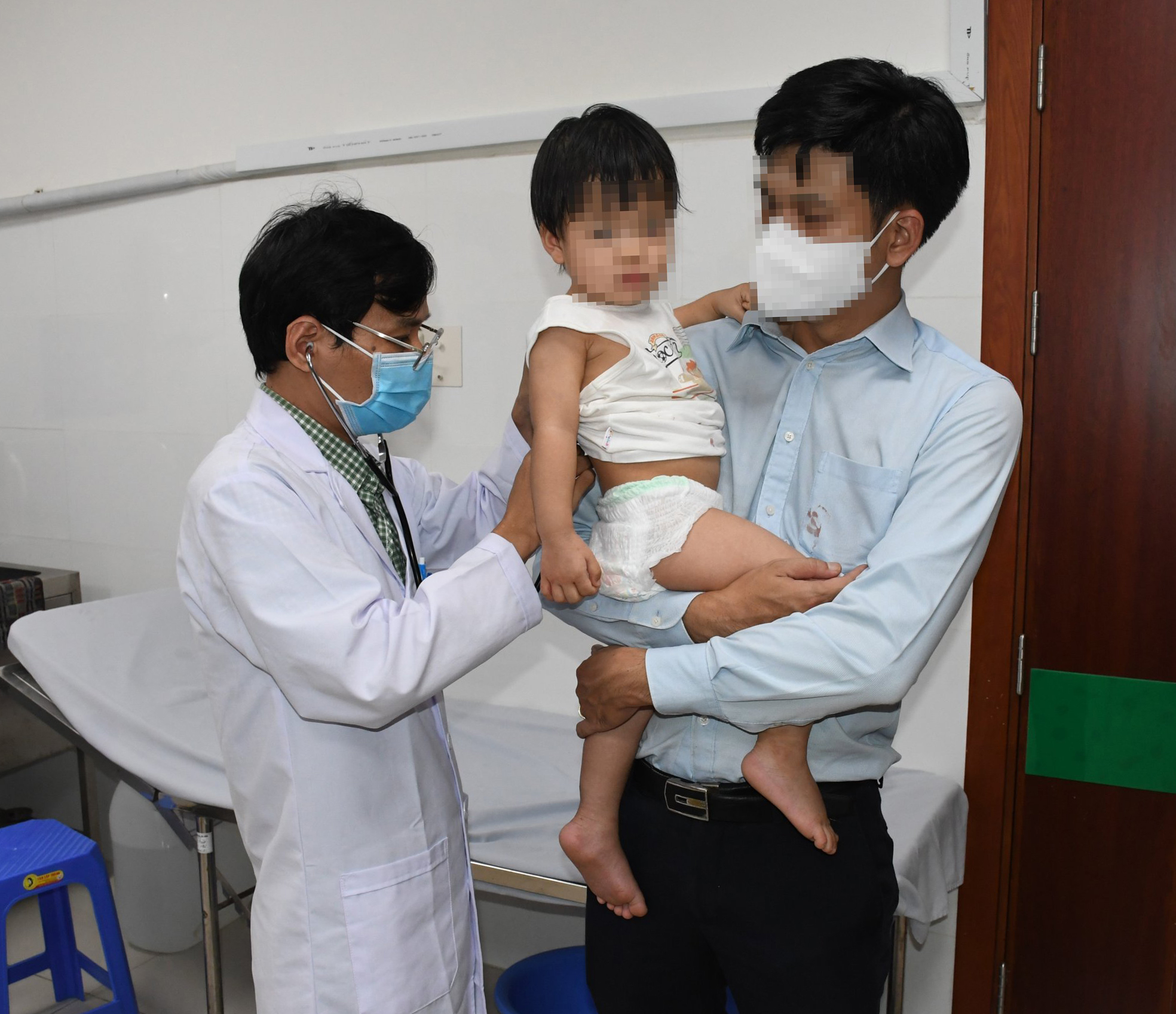 Tình hình các loại dịch bệnh truyền nhiễm đang trong giai đoạn phức tạp, trong đó có bệnh tay chân miệng. Trong ảnh: Bác sĩ Bệnh viện Vũng Tàu thăm khám cho một trường hợp mắc bệnh tay chân miệng.