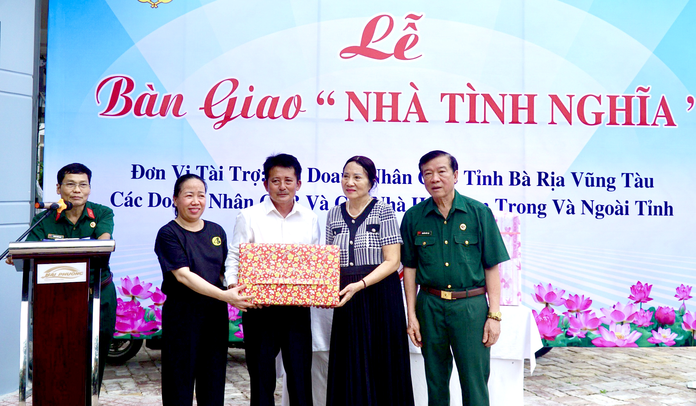 Gia đình ông Nguyễn Đức Lạc, Chủ tịch Hội doanh nhân CCB tỉnh tặng quà cho thân nhân liệt sĩ tại lễ bàn giao nhà tình nghĩa.