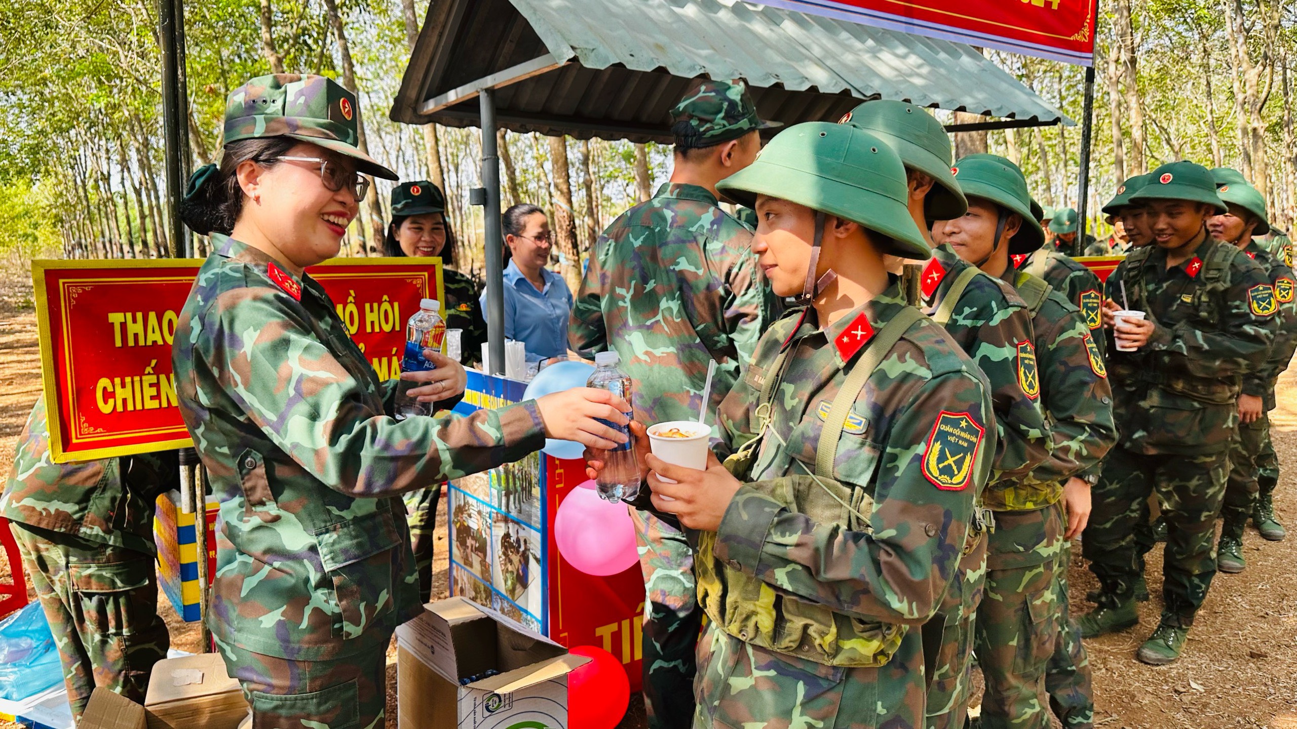 Những ly nước mát lạnh, nghĩa tình đã tiếp thêm sức mạnh cho các chiến sĩ mới quyết tâm huấn luyện giỏi, hoàn thành nhiệm vụ.