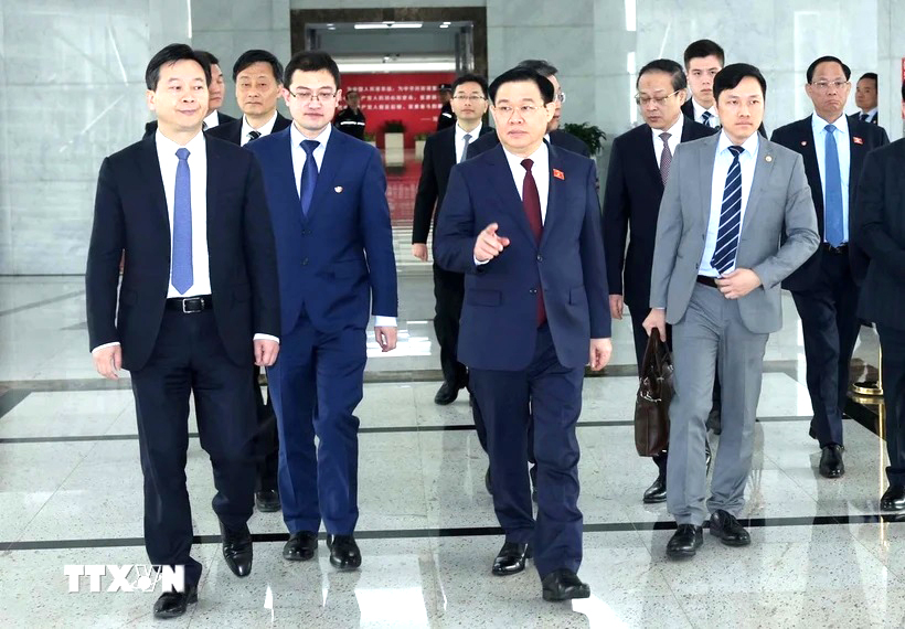 Chủ tịch Quốc hội Vương Đình Huệ đến thăm Khu thí điểm thương mại tự do Thượng Hải.