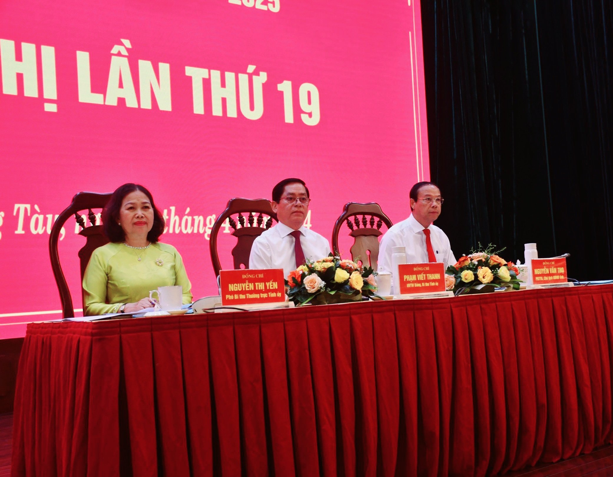 Ông Phạm Viết Thanh, Ủy viên Trung ương Đảng, Bí thư Tỉnh ủy, Chủ tịch HĐND tỉnh; bà Nguyễn Thị Yến, Phó Bí thư Thường trực Tỉnh ủy, Trưởng Đoàn ĐBQH tỉnh; ông Nguyễn Văn Thọ, Phó Bí thư Tỉnh ủy, Chủ tịch UBND tỉnh chủ trì hội nghị.