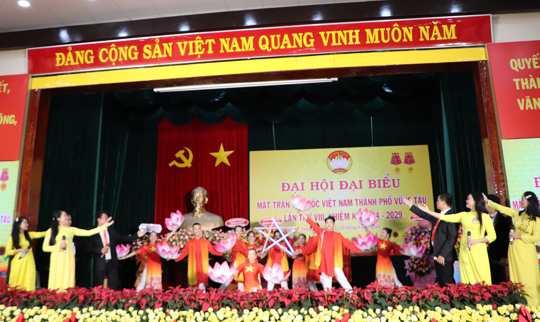 Tiết mục văn nghệ chào mừng Đại hội.