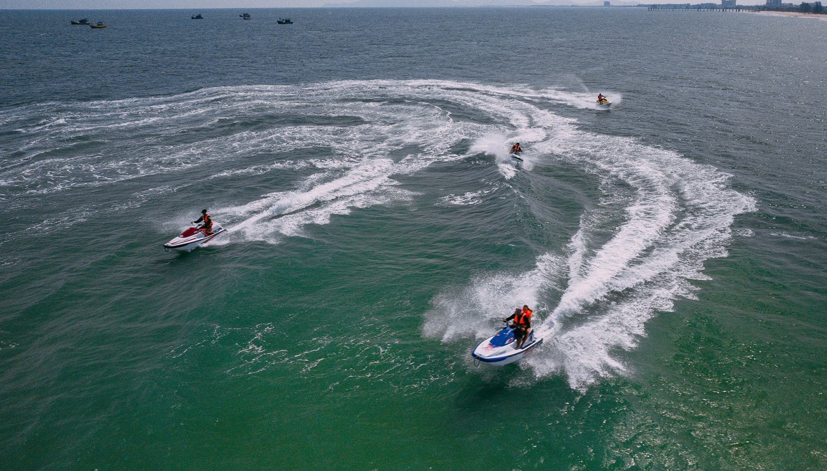 Biểu diễn Jetski tại bãi biển Charm Resort Hồ Tràm.