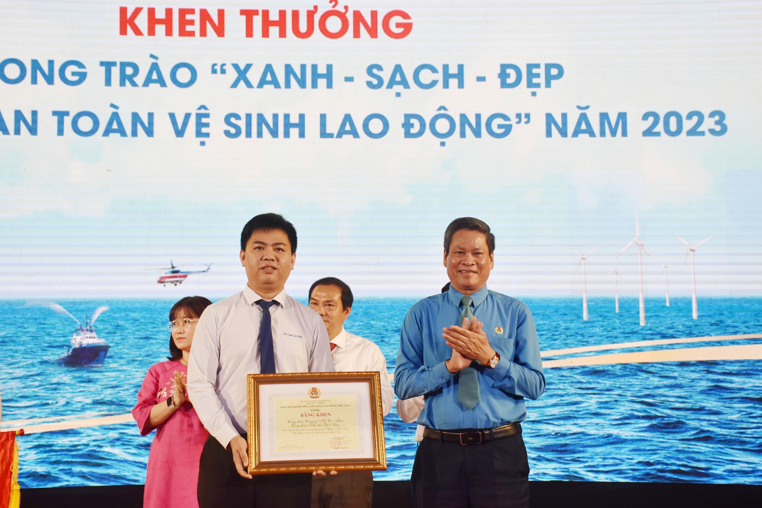Ông Huỳnh Thanh Xuân, Phó Chủ tịch Tổng LĐLĐ Việt Nam tặng Bằng khen của Tổng LĐLĐ Việt Nam cho cá nhân xuất sắc