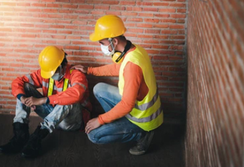 Người bị sốc nhiệt cần được đưa ngay vào chỗ mát nghỉ ngơi, uống bù đủ nước.