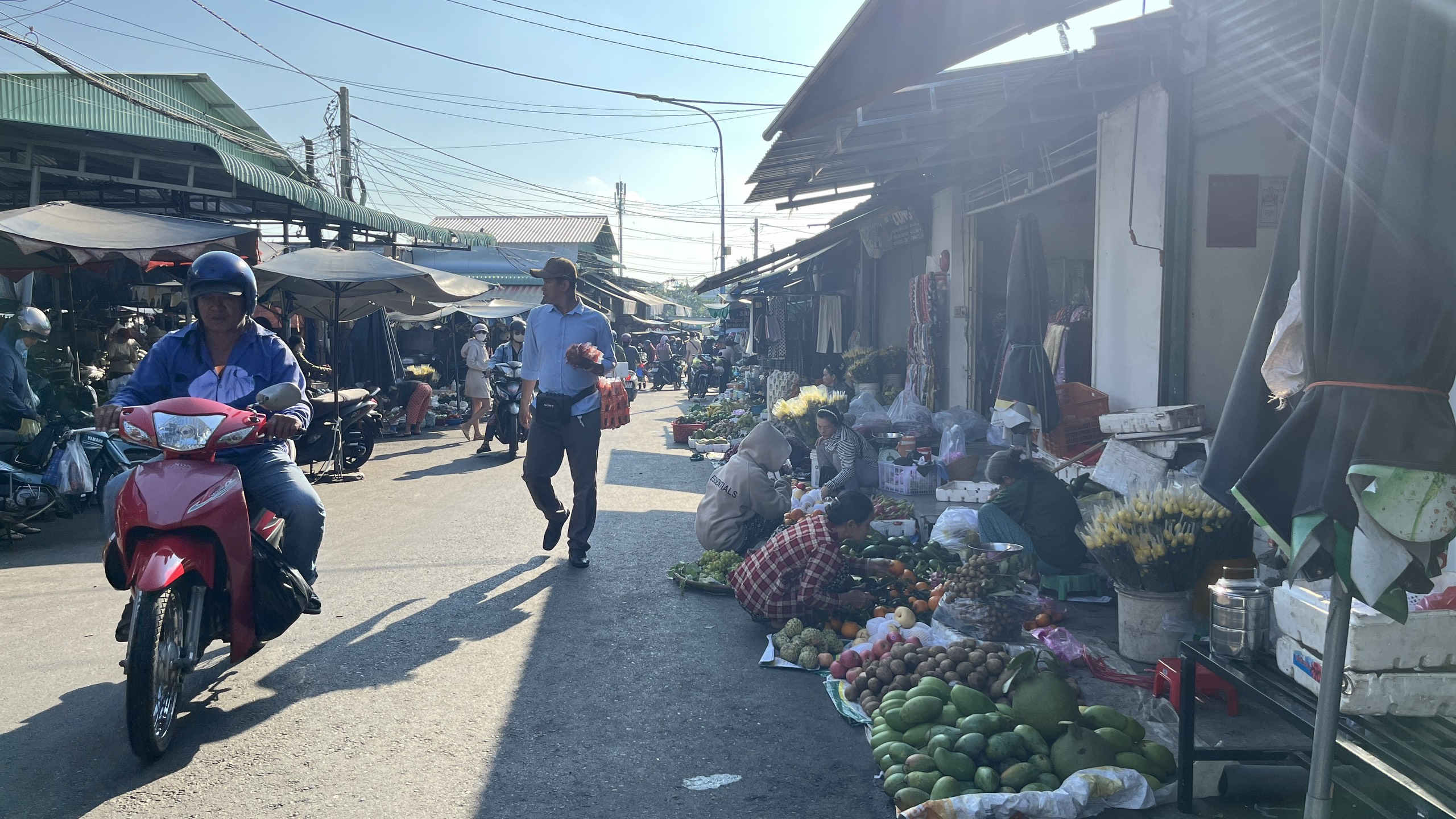 Nhiều cá nhân, hộ kinh doanh lấn chiếm lòng, lề đường để làm nơi buôn bán.