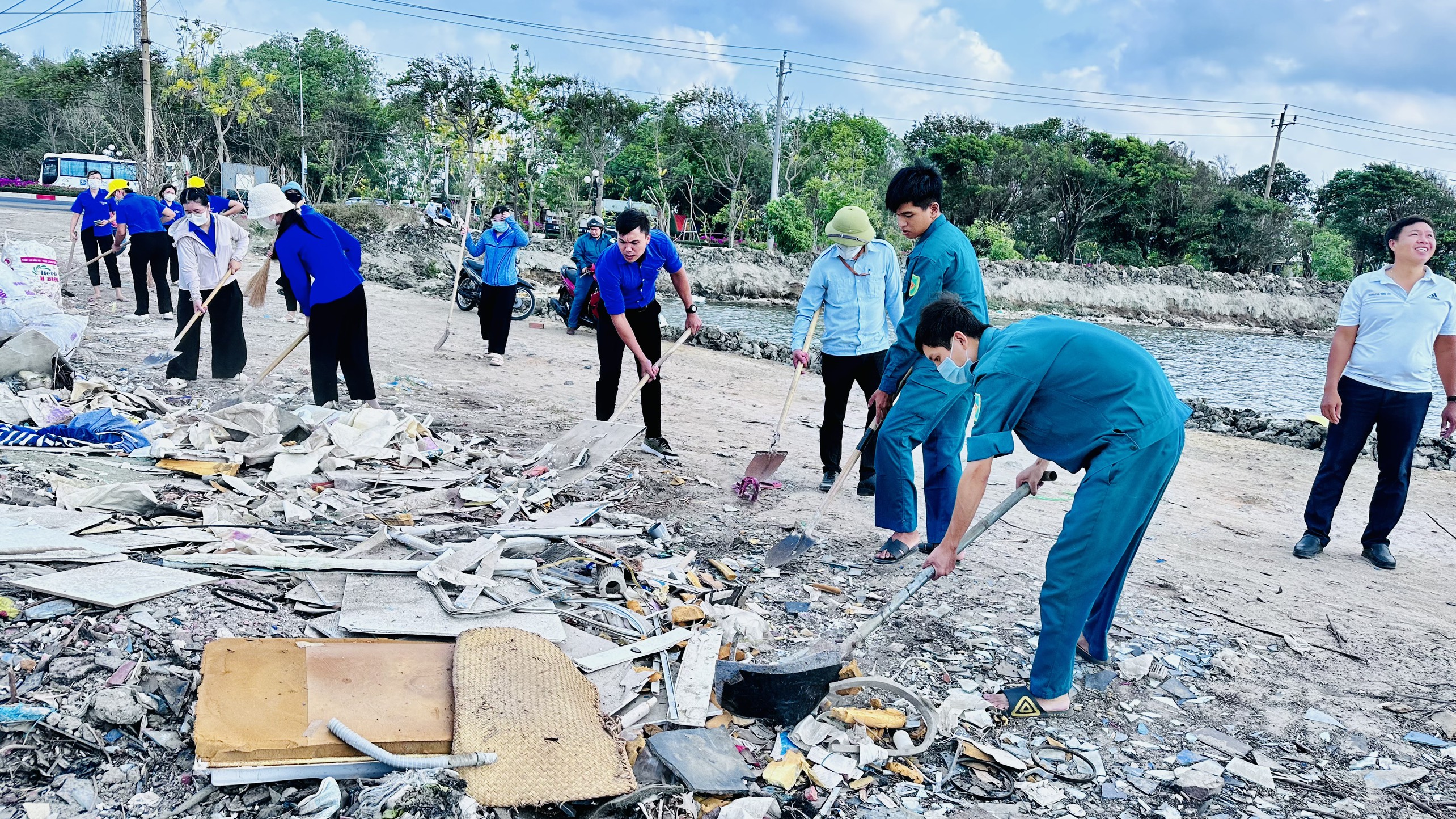 Lực lượng dân quân và đoàn viên phường 11 tham gia thu gom rác đường vào Trại Nhái