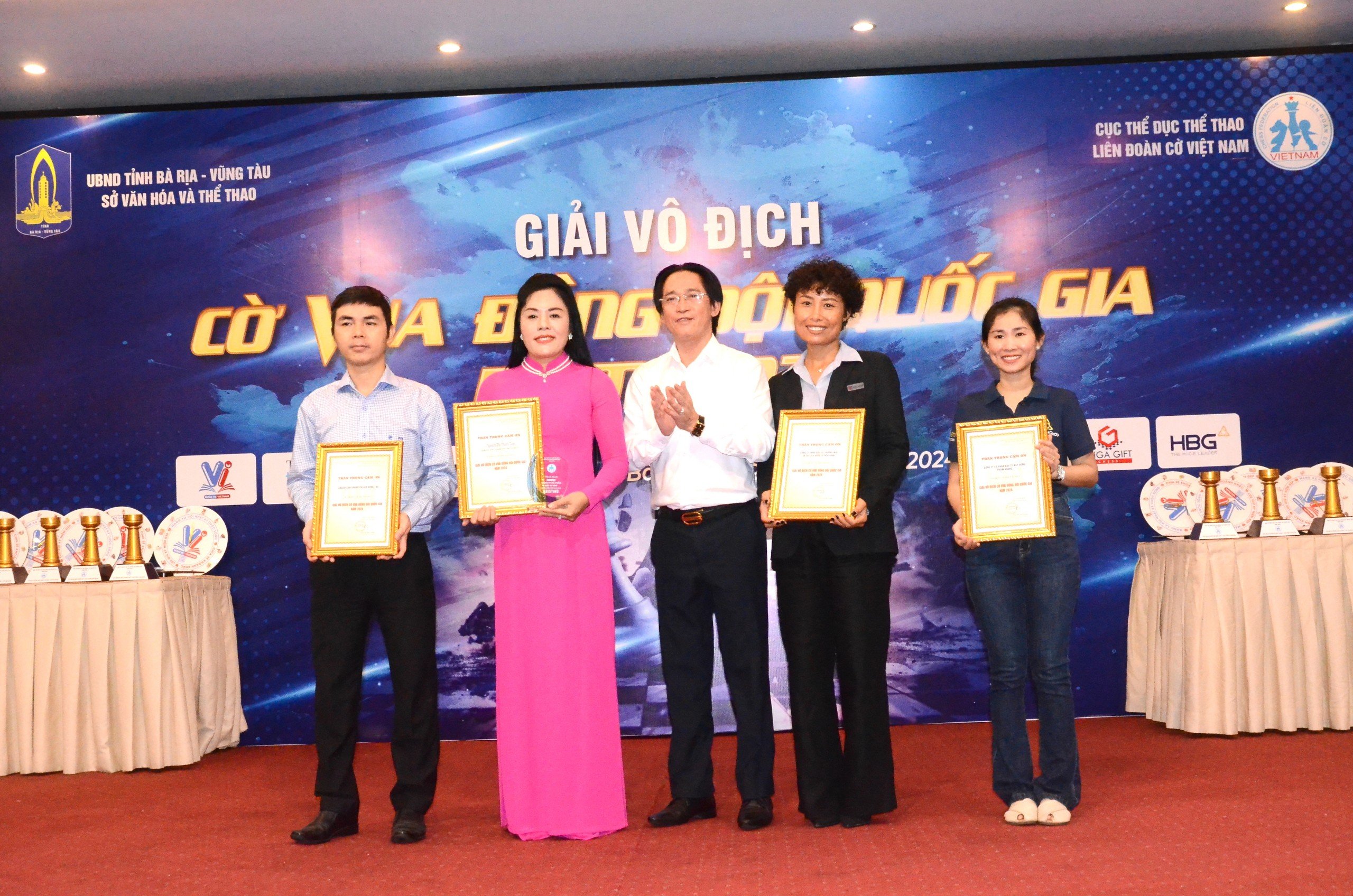 BTC trao thư cảm ơn cho các nhà tài trợ giải.