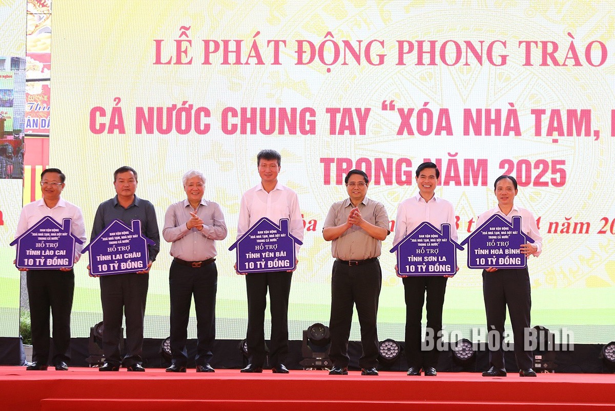 Thủ tướng Chính phủ Phạm Minh Chính trao kinh phí hỗ trợ xóa nhà tạm, nhà dột nát cho các tỉnh khu vực Tây Bắc. Ảnh: Báo Hòa Bình.