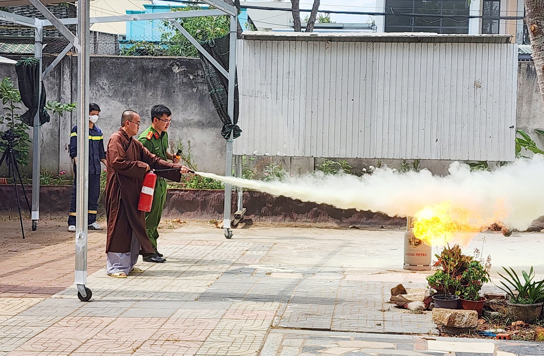 Cán bộ Công an TP.Bà Rịa hướng dẫn tăng ni sử dụng bình chữa cháy tại chỗ