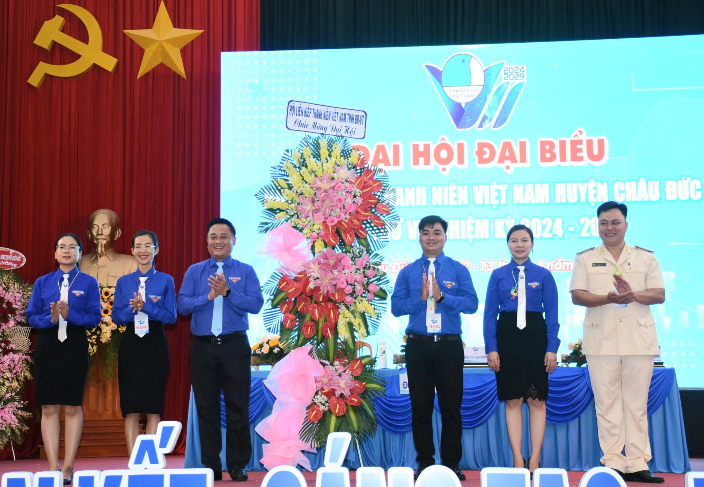 Anh Nguyễn Minh Triết, Chủ tịch Hội LHTN Việt Nam tỉnh tặng lẵng hoa chúc mừng đại hội.