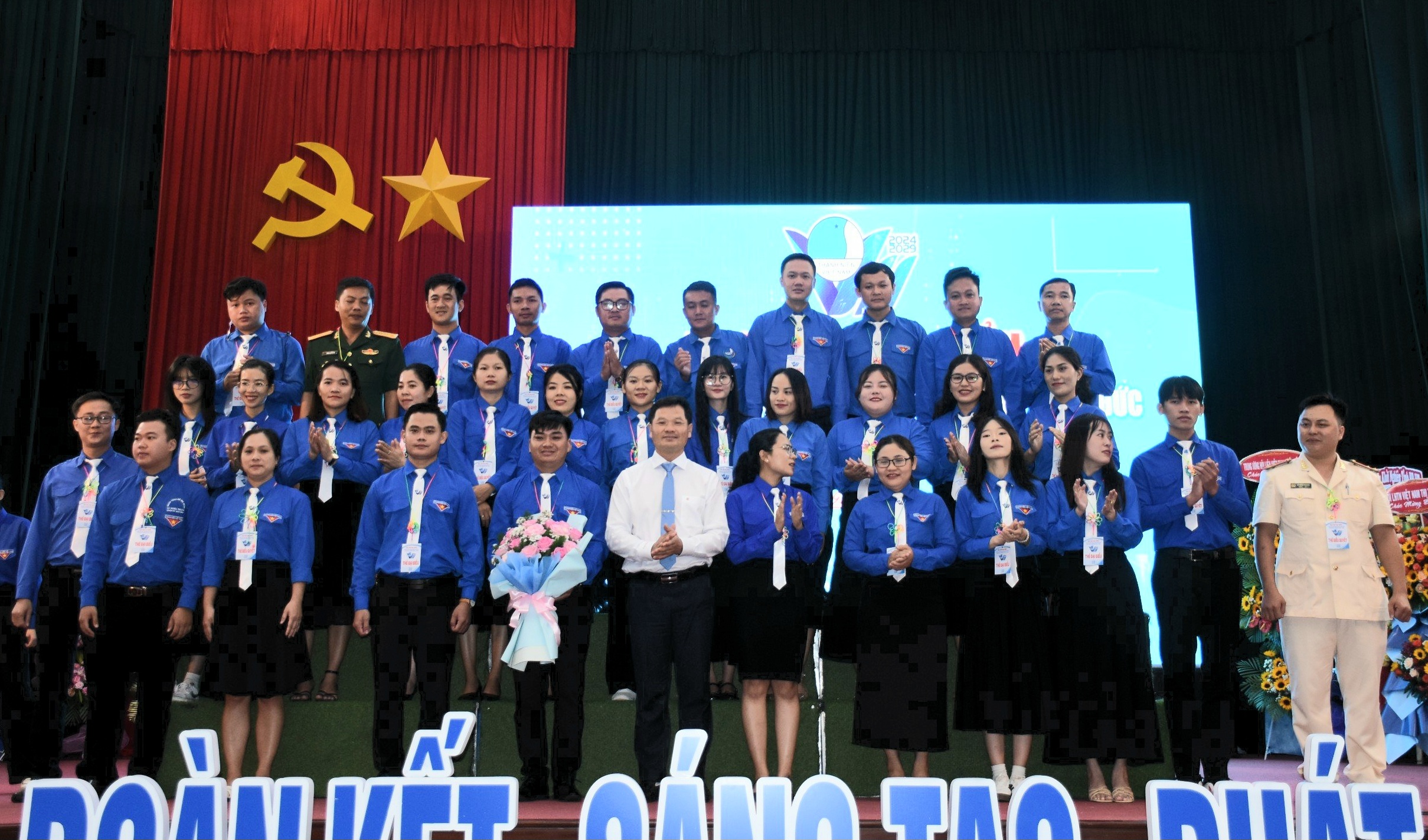 Ủy ban Hội LHTN Việt Nam huyện Châu Đức khóa VII, nhiệm kỳ 2024-2029 ra mắt, nhận hoa chúc mừng từ lãnh đạo huyện Châu Đức tại Đại hội.