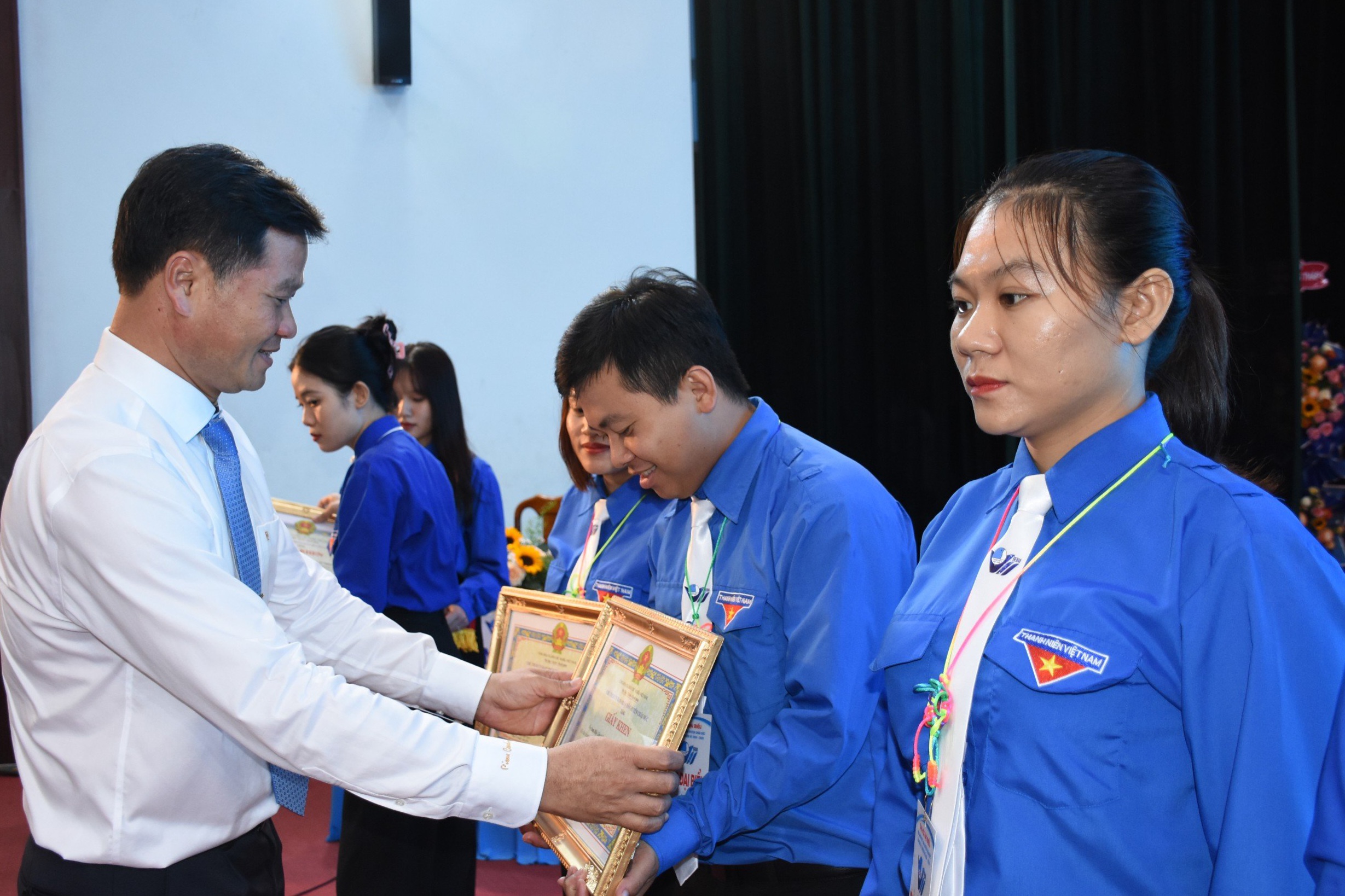 Ông Lê Thanh Liêm, Phó Bí thư Thường trực Huyện ủy Châu Đức trao Giấy khen cho các tập thể có nhiều đóng góp cho công tác Hội và phong trào thanh niên nhiệm kỳ 2019-2024 tại Đại hội.