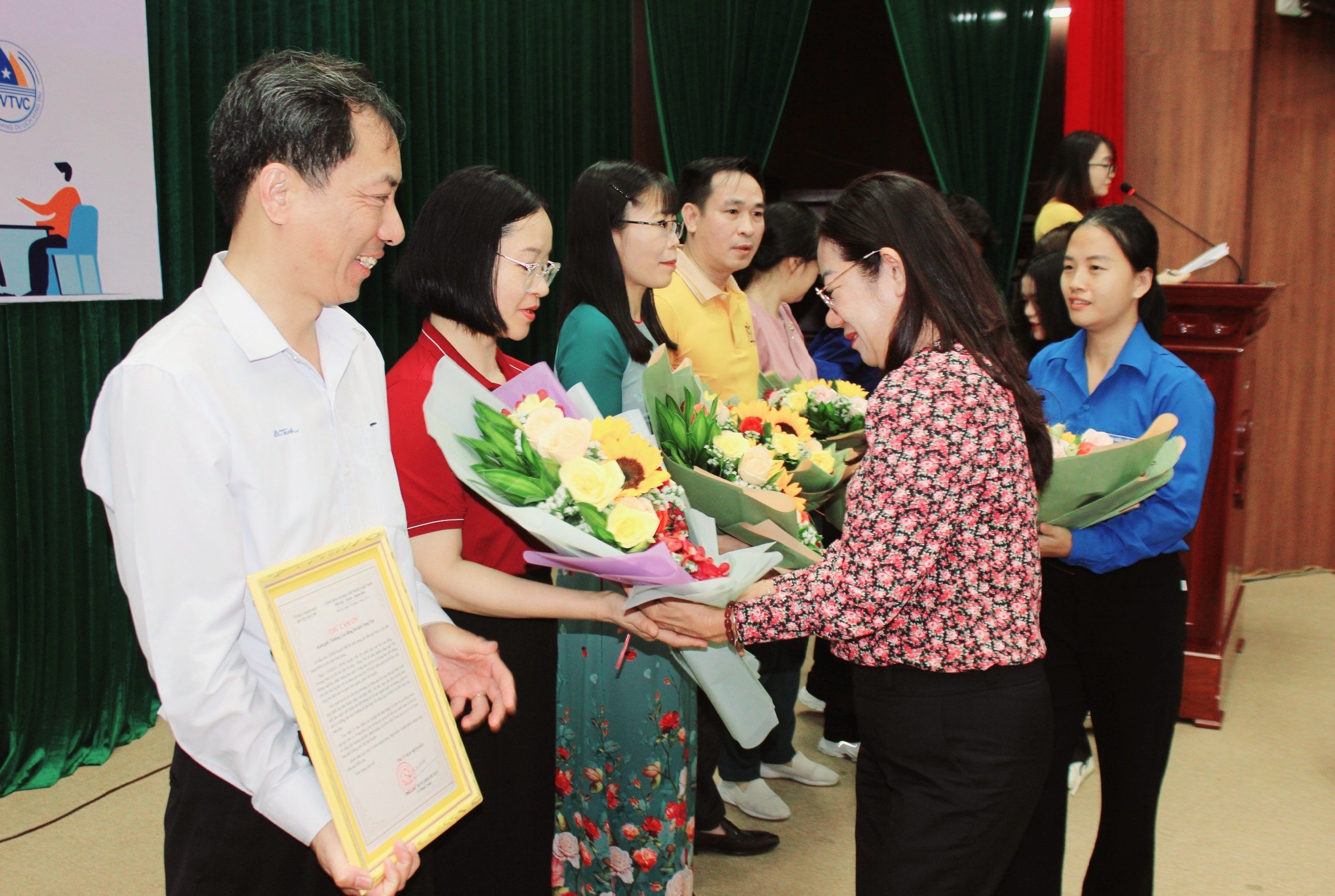 Lãnh đạo huyện Đất Đỏ tặng hoa và trao Thư cảm ơn cho các chuyên gia, đơn vị đồng hành cùng chương trình.