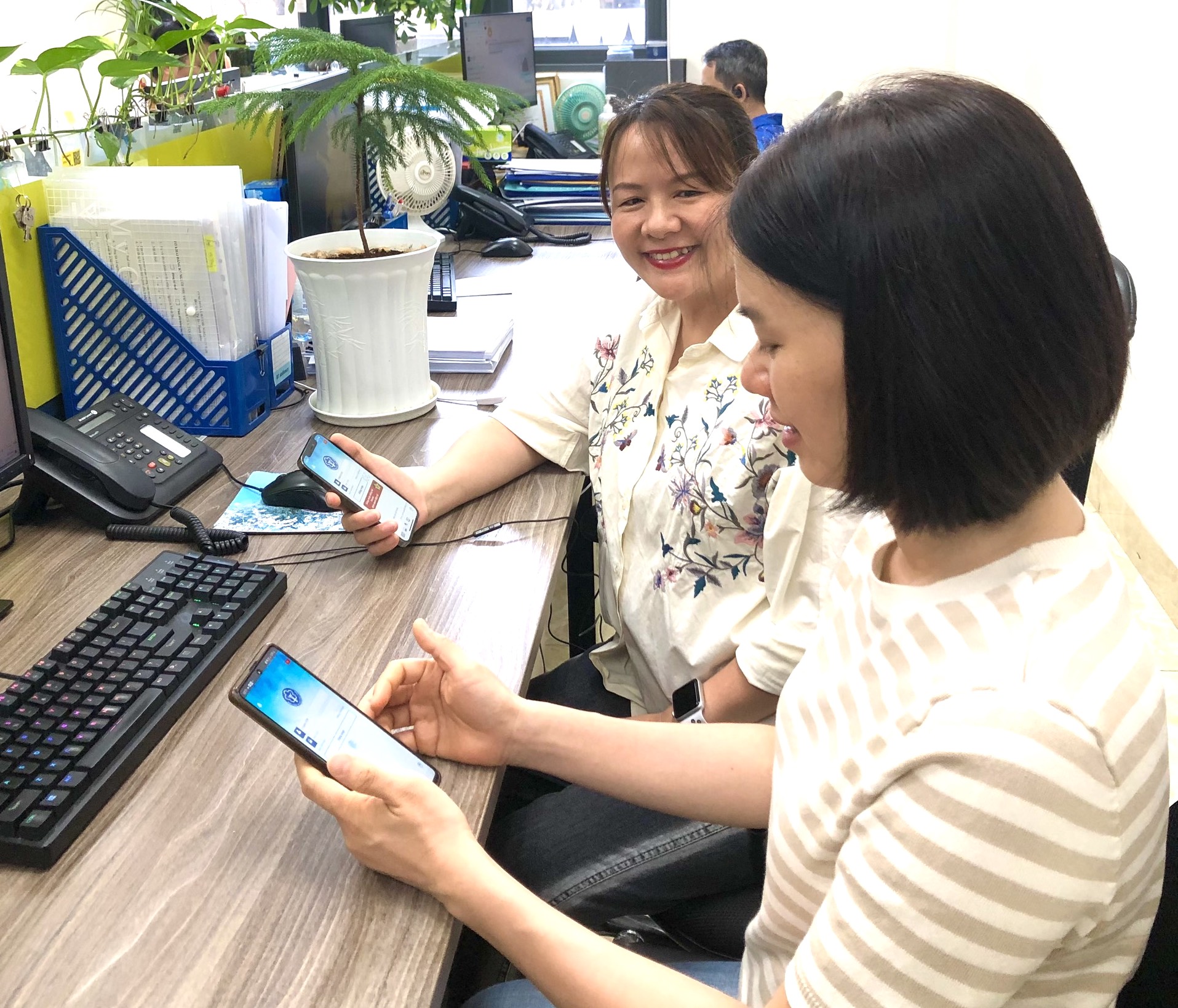 Nhân viên Công ty PTSC M&C tra cứu thông tin quá trình đóng, hưởng BHXH, BHTN, BHYT trên ứng dụng VssID.