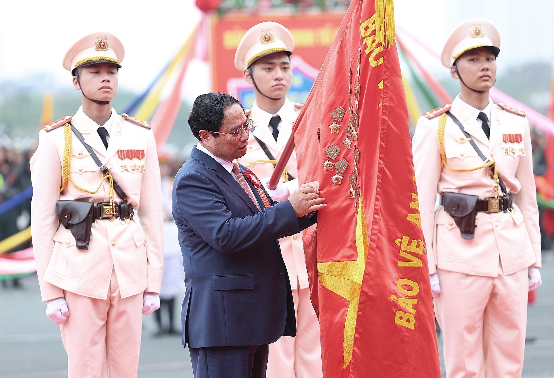 Thủ tướng Phạm Minh Chính gắn danh hiệu Anh hùng Lực lượng  Vũ trang Nhân dân lên cờ truyền thống của lực lượng Cảnh sát Cơ động. Ảnh: DƯƠNG GIANG