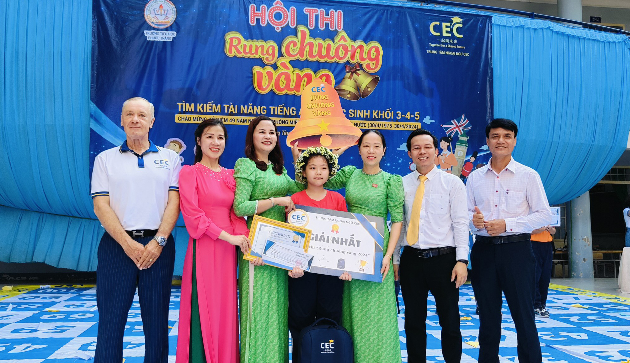 Ban tổ chức trao giải Nhất cho em Đào Anh Thư (lớp 5/7)