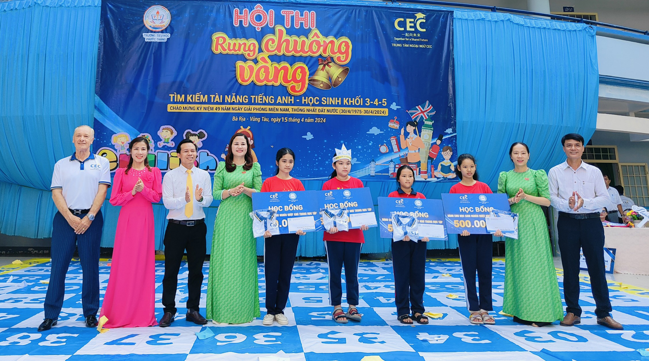 Đại diện Công ty TNHH Thừa Yến và Ban Giám hiệu Trường TH Phước Thắng trao học bổng cho các học sinh