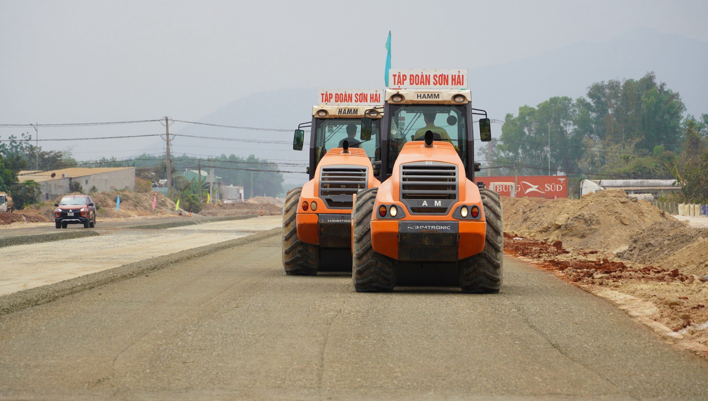 Thi công dự án đường cao tốc Biên Hoà-Vũng Tàu.