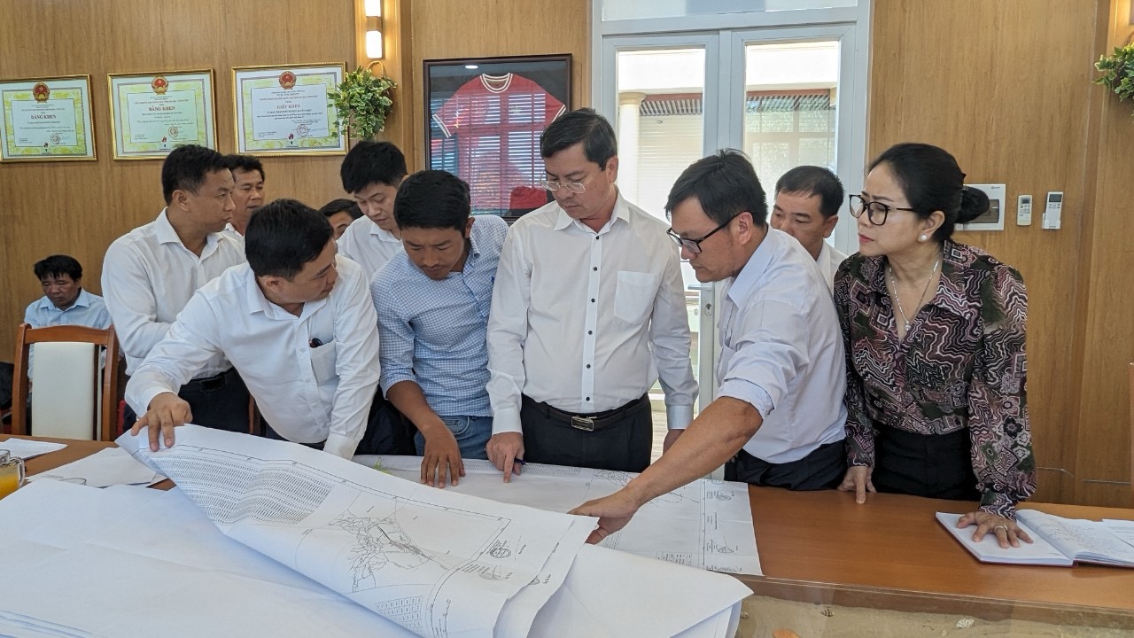 Đại diện chủ đầu tư dự án và lãnh đạo huyện Xuyên Mộc báo cáo tiến độ giải phóng mặt bằng của dự án với Phó Chủ tịch UBND tỉnh