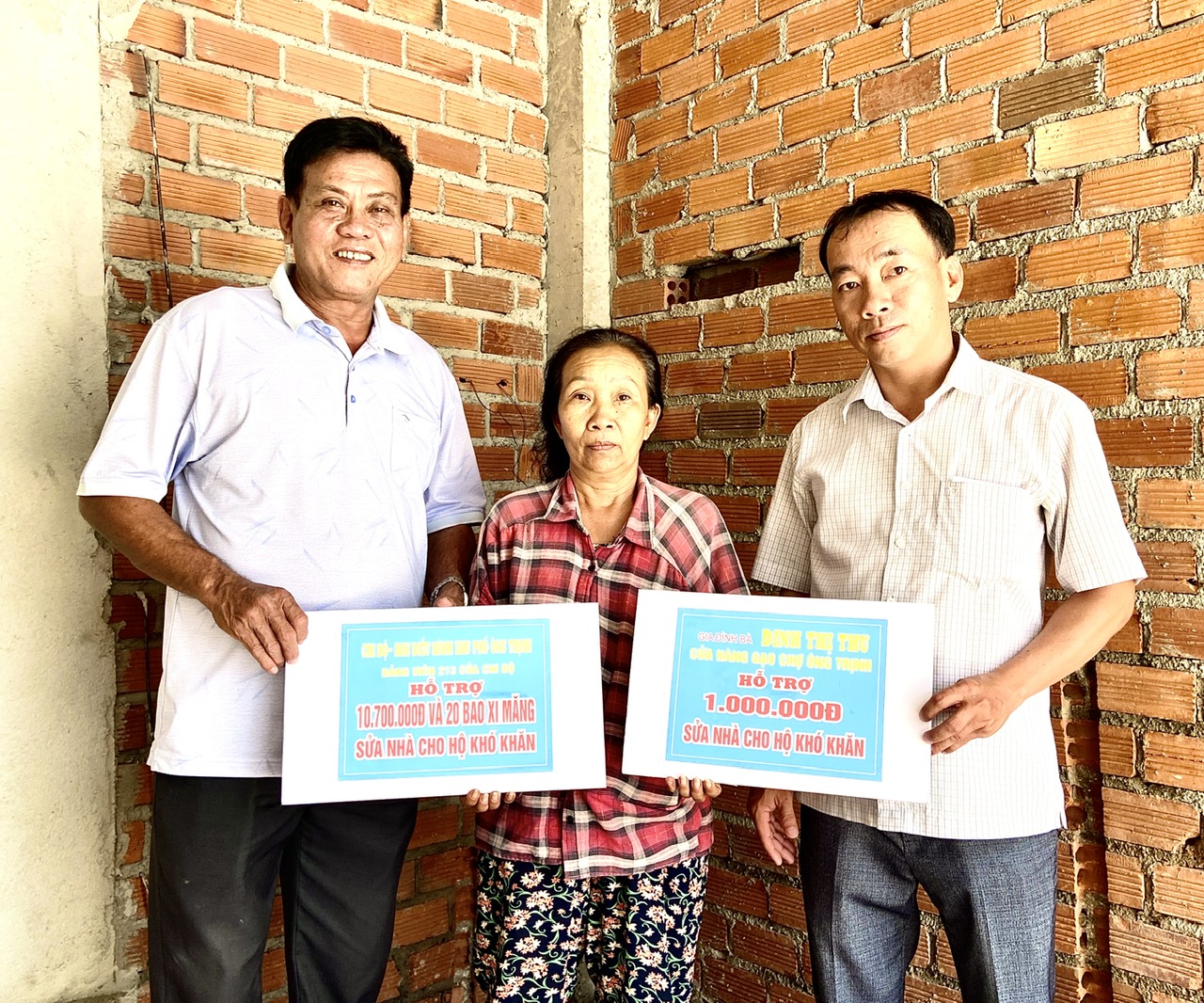 Đại diện UBMTTQ Việt Nam phường và Chi bộ, ban điều hành KP.Ông Trịnh, phường Tân Phước trao hỗ trợ cho bà Nguyễn Thị Nhiều.