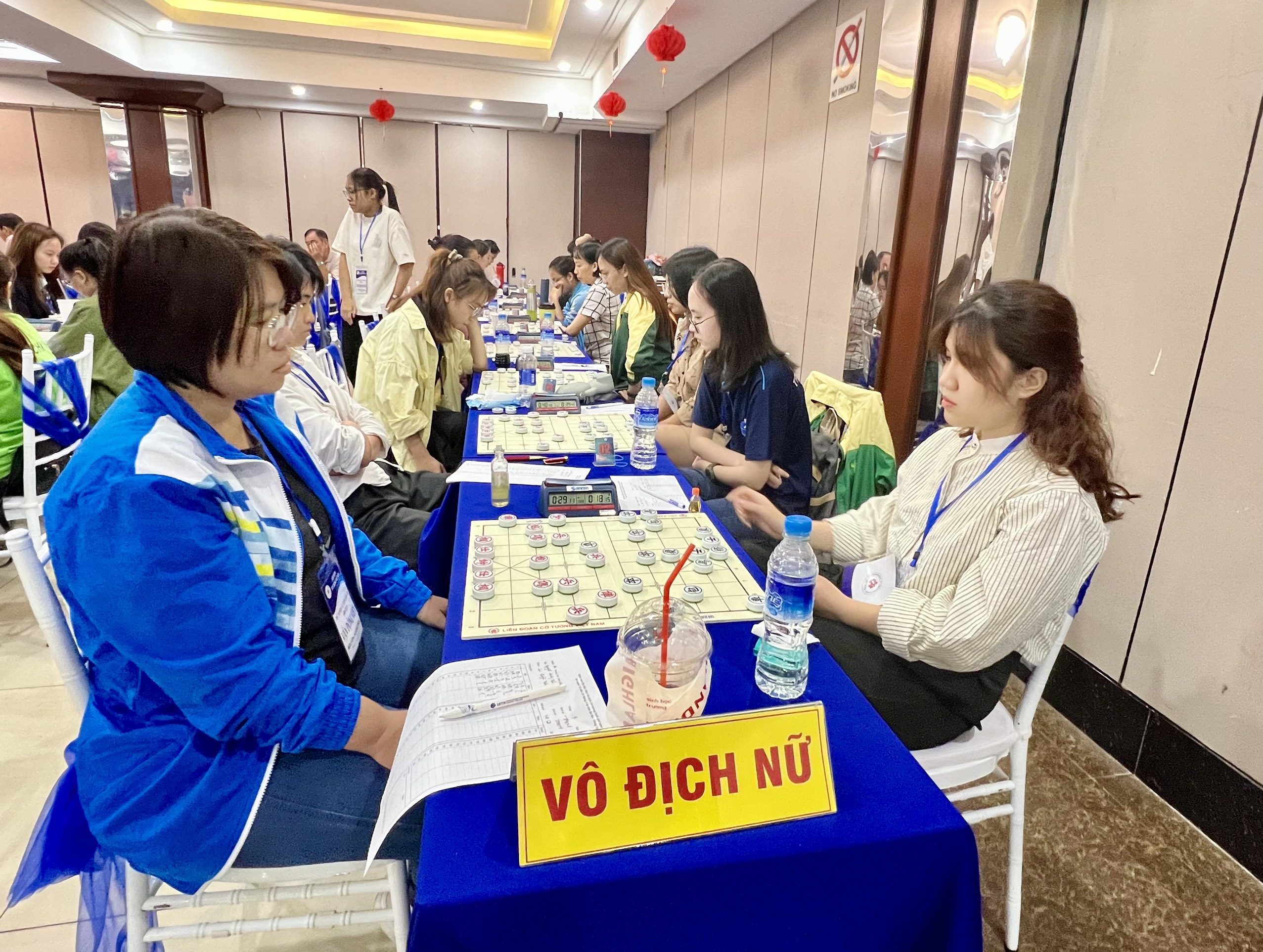 Các kỳ thủ top đầu bảng nữ thi đấu tại ván 4 sáng 16/4.