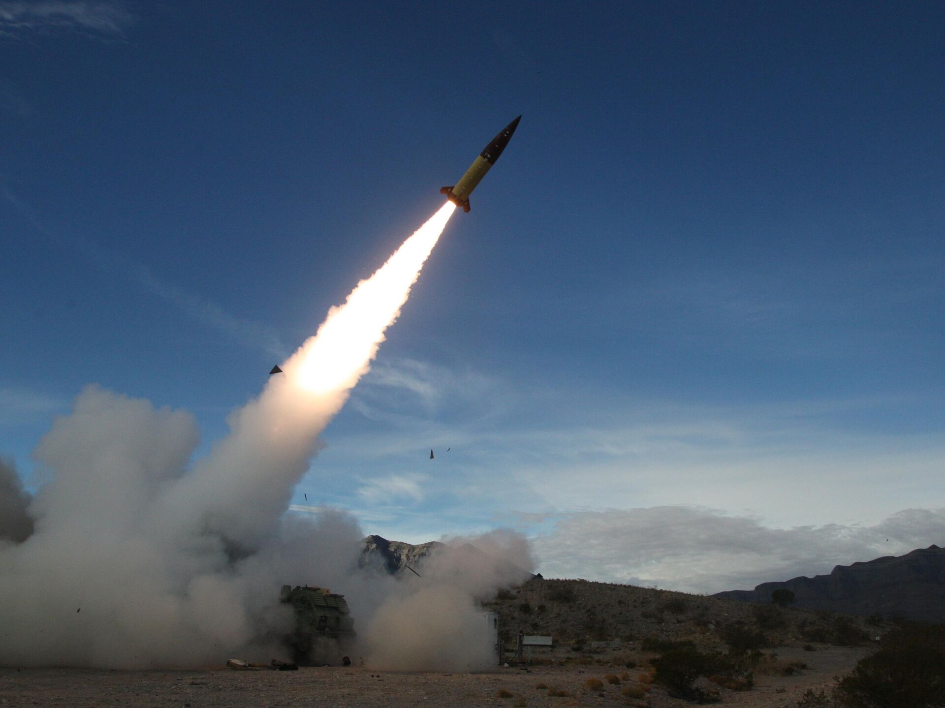 Tên lửa được phóng từ Iran về phía Israel tối 13/4.