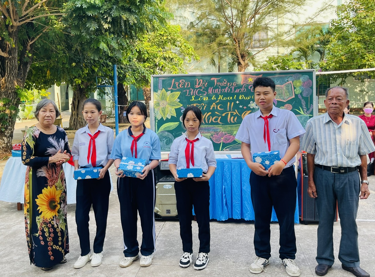 Đại diện Hội Người tù kháng chiến tỉnh và huyện Long Điền trao phần thường cho các học sinh.
