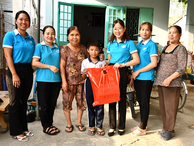 Hội LHPN phường Kim Dinh tặng quà cho em Châu Xuân Thịnh.