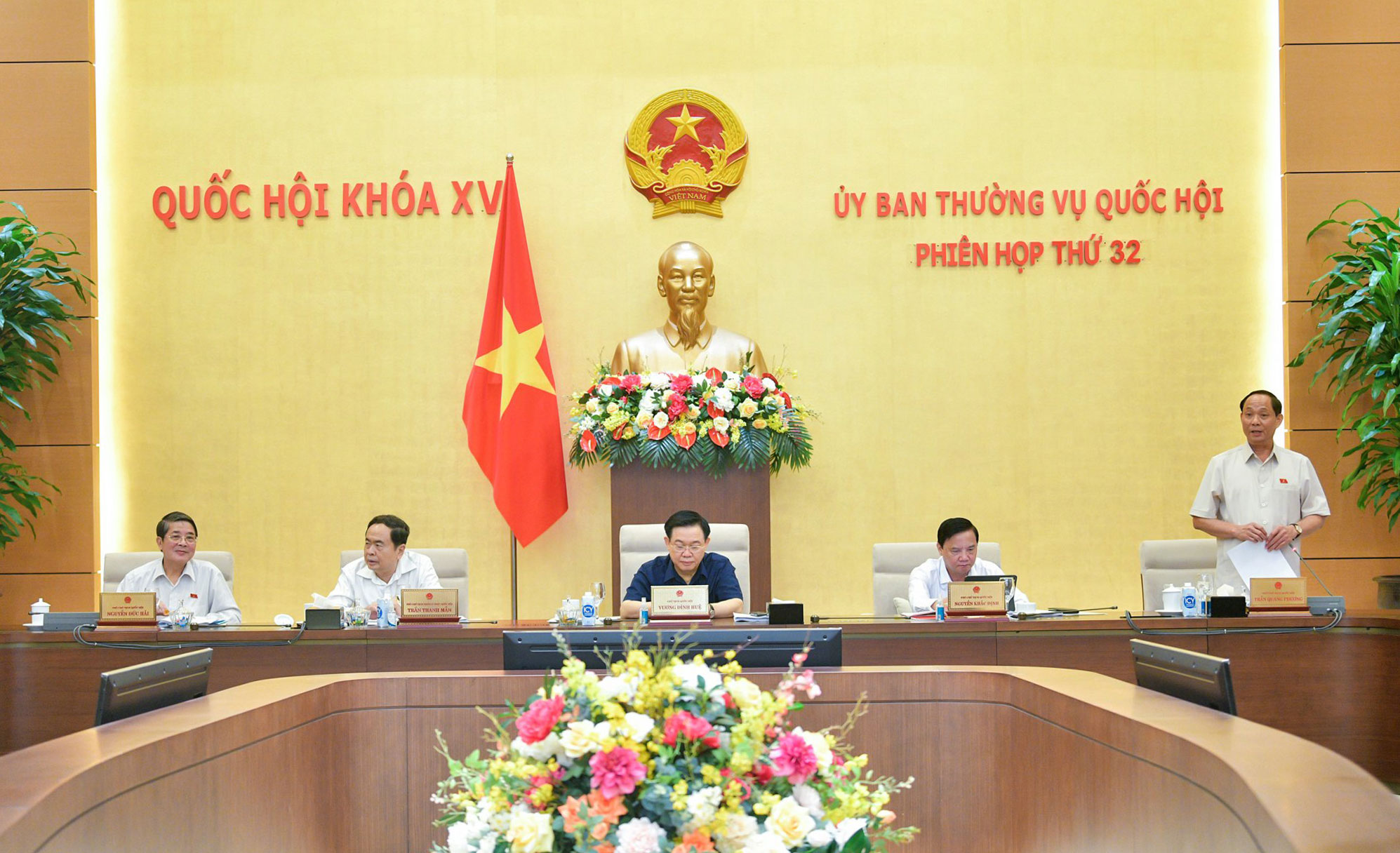 Phó Chủ tịch Quốc hội, Thượng tướng Trần Quang Phương điều hành phiên họp. Ảnh: HỒ LONG