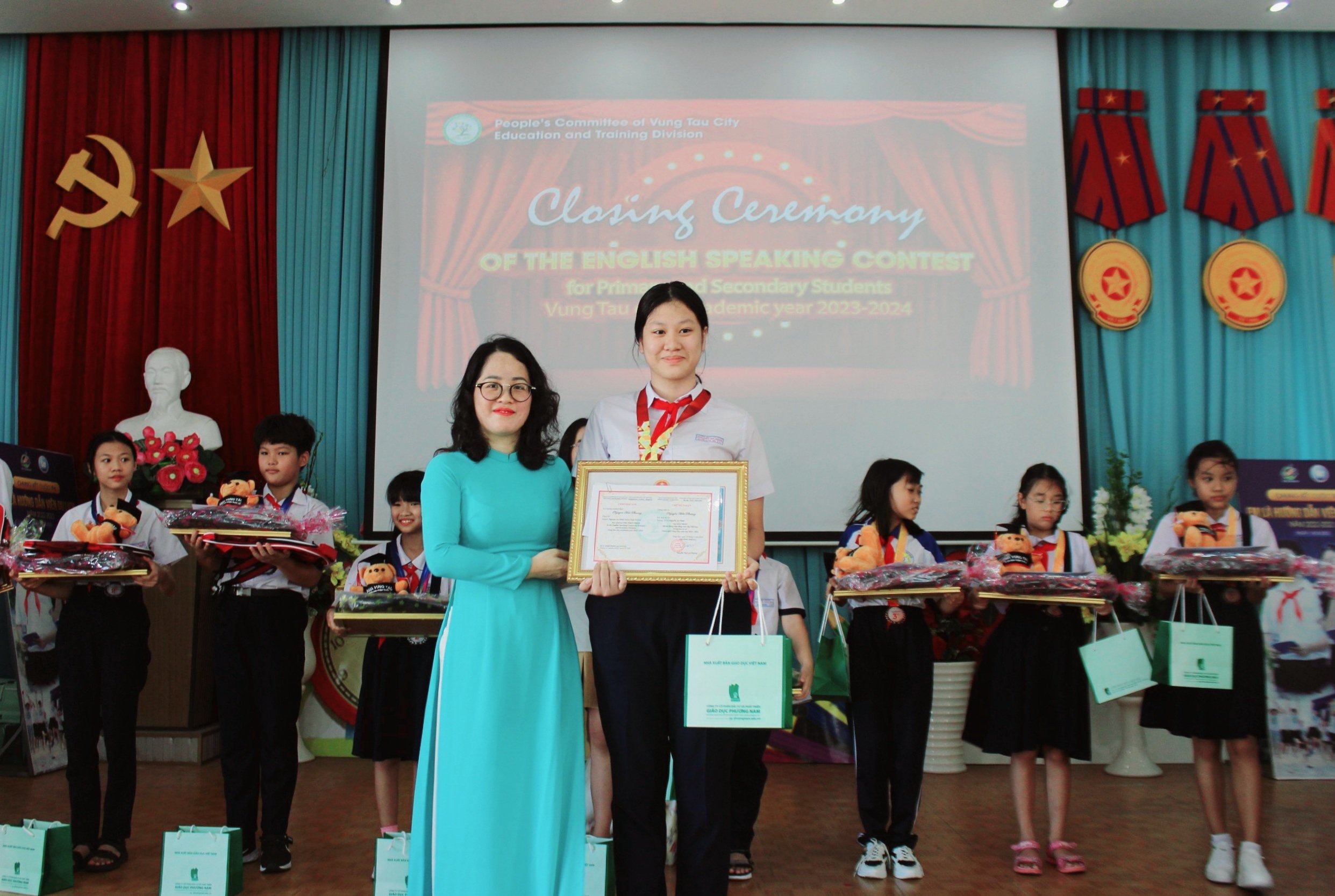Bà Nguyễn Thị Lan Hương, Trưởng phòng GD-ĐT trao giải Nhất cấp THCS cho em Nguyễn Hải Phương (HS lớp 9.7 Trường THCS Nguyễn An Ninh).