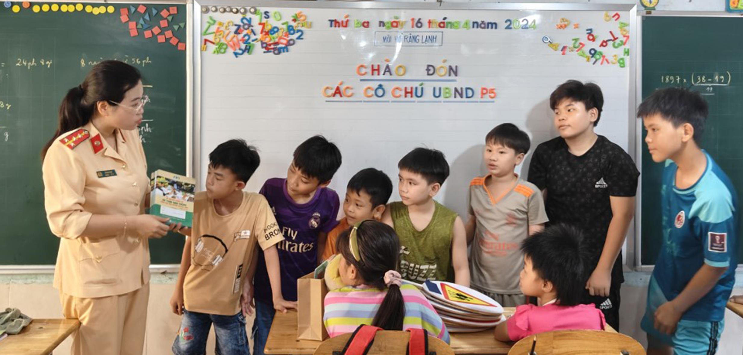 Cán bộ CSGT tuyên truyền ATGT cho các em tại lớp học tình thương.