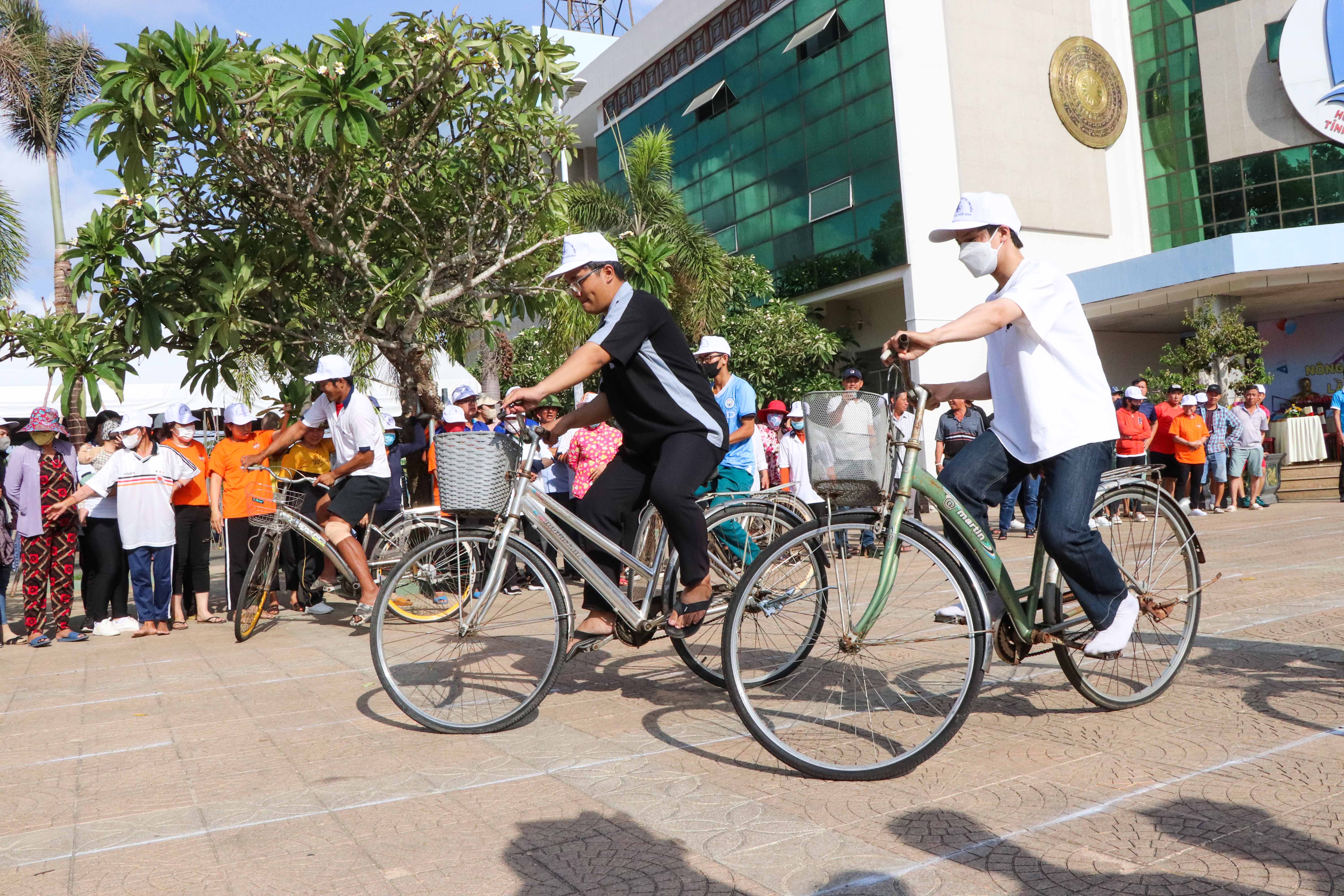 Ngay sau lễ khai mạc, các VĐV tham gia thi đấu môn xe đạp chậm.