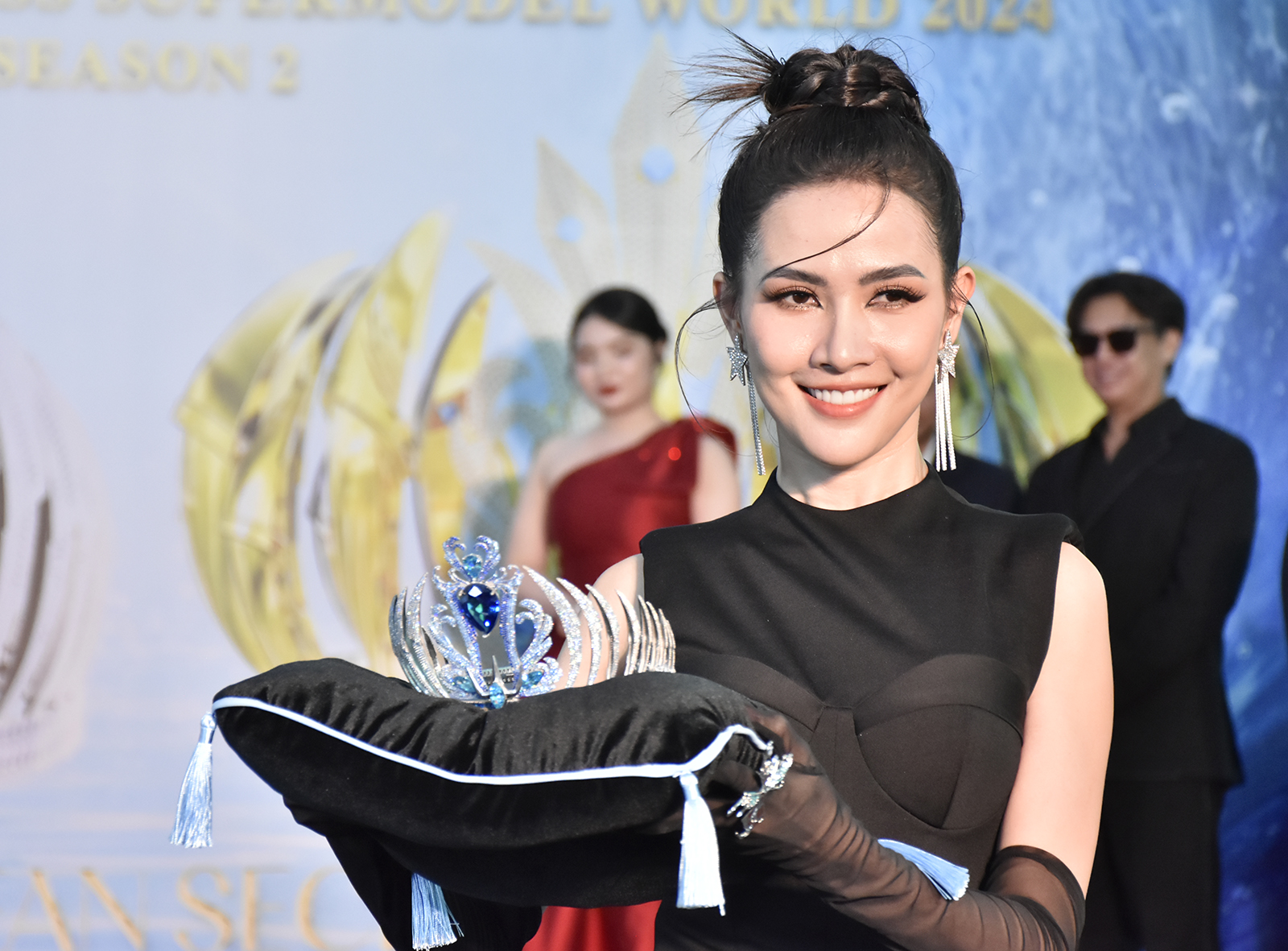 Hoa hậu Đại sứ Du lịch Thế giới Phan Thị Mơ giới thiệu vương miện Miss Fitness Supermodel World 2024.