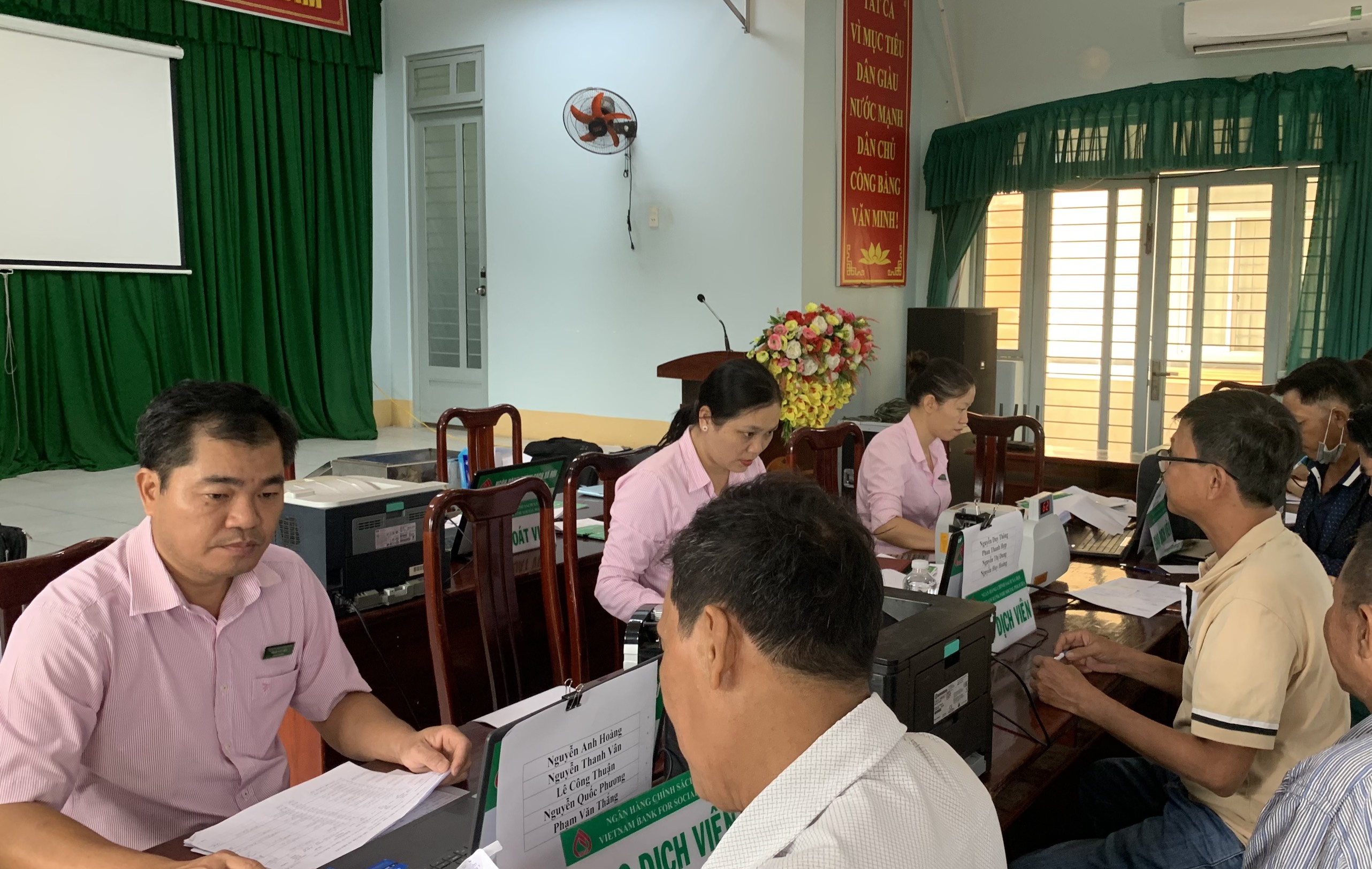 Nhân viên Ngân hàng CSXH huyện Châu Đức giải ngân vốn vay tại xã Bình Giã.