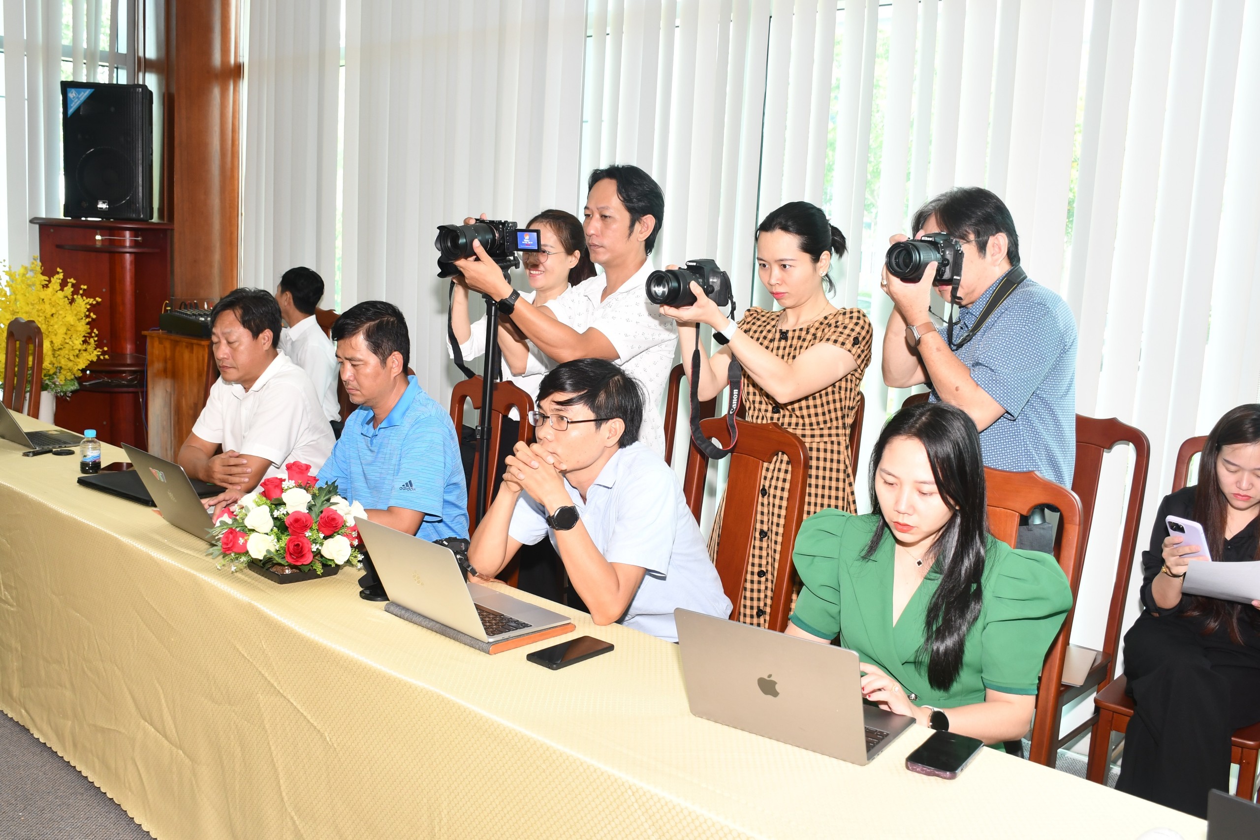 Phóng viên tác nghiệp tại giao ban báo chí.