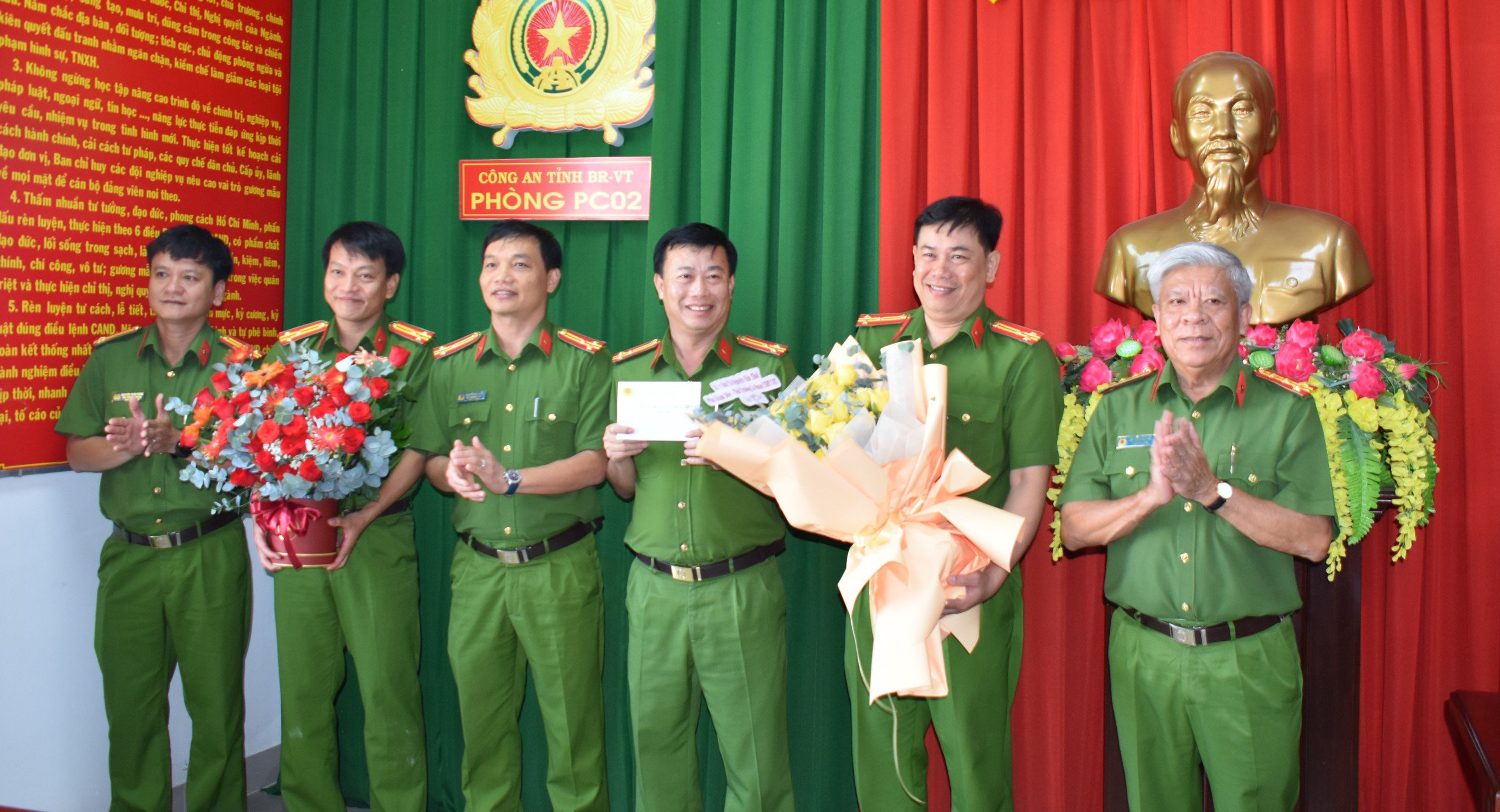 Đại tá Nguyễn Văn Thời, Phó Giám đốc Công an tỉnh đã ân cần thăm hỏi, biểu dương và tặng hoa chúc mừng CBCS Phòng CSHS 