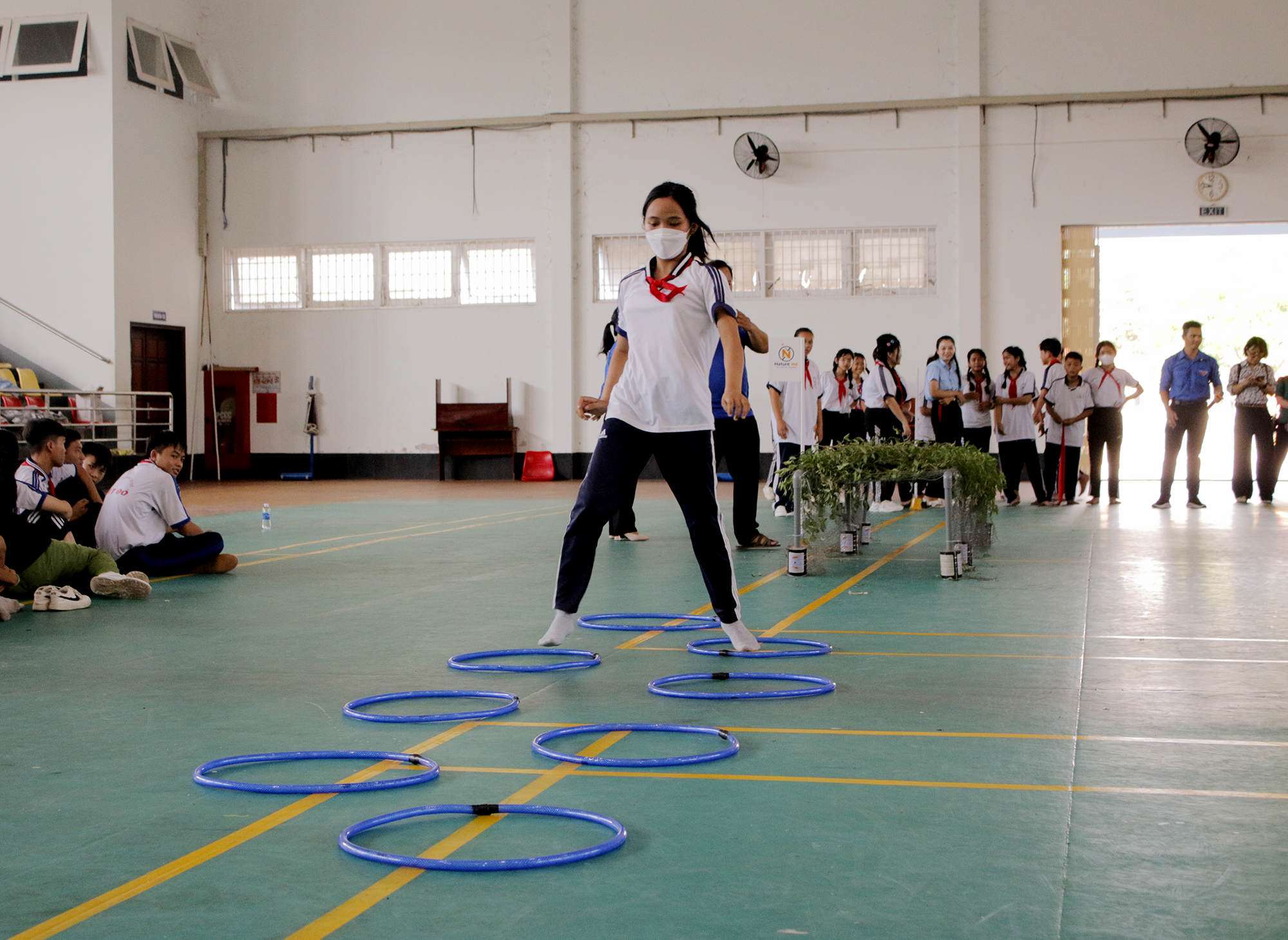 Các liên đội THCS tham gia phần thi Tái hiện lịch sử tại cuộc thi.