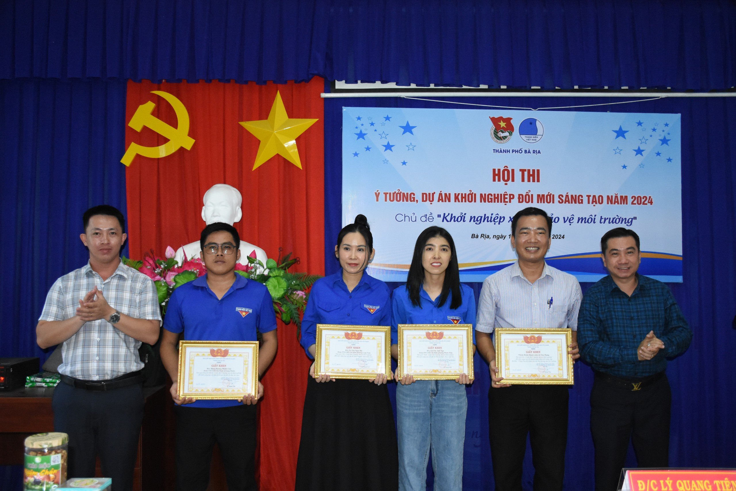 Ban tổ chức trao giải cho các ý tưởng, dự án xuất sắc tham gia cuộc thi.