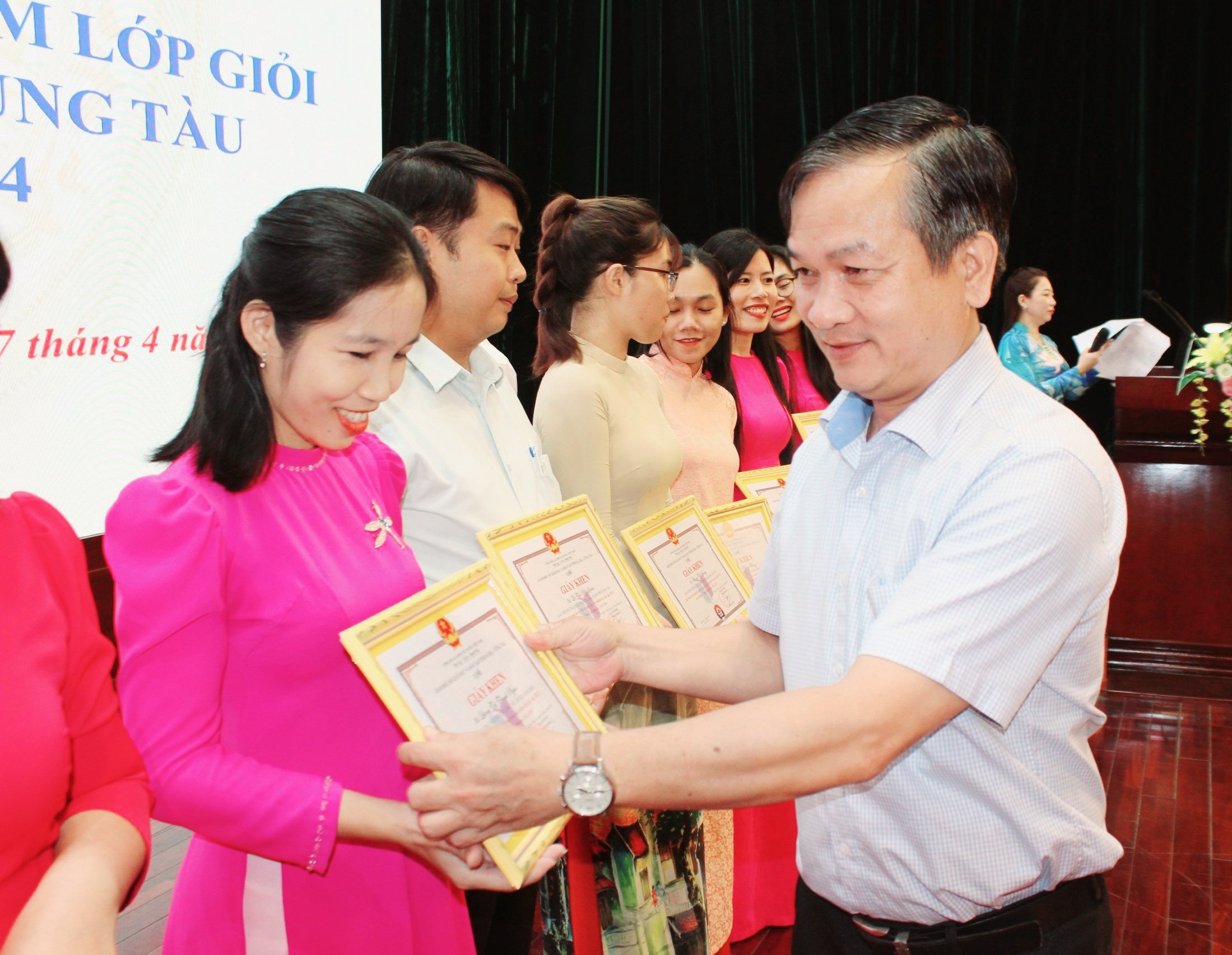 Ban Tổ chức khen thưởng các GV đạt thành tích xuất sắc tại hội thi.