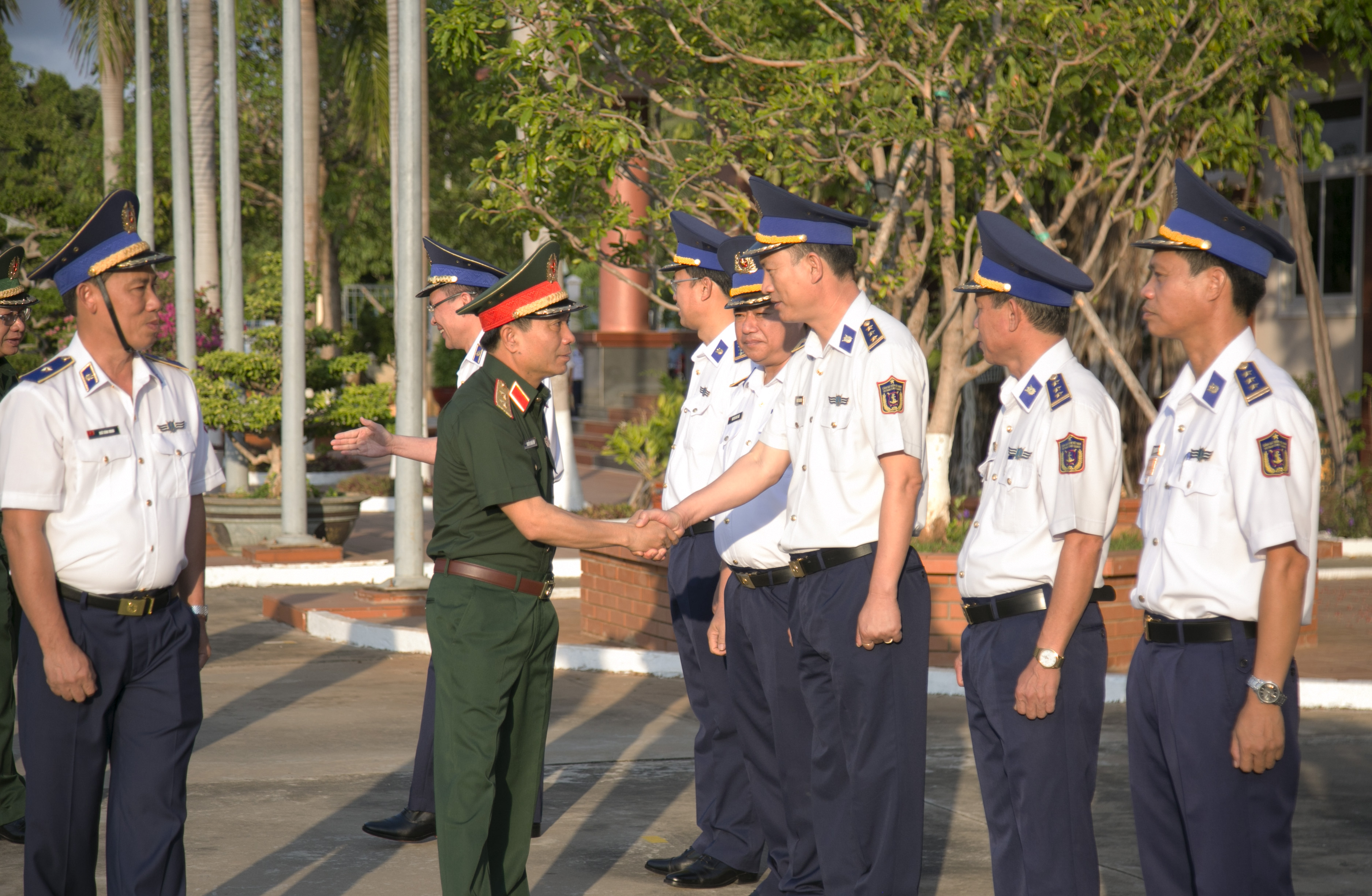 Thủ trưởng BTL Vùng Cảnh sát biển 3 đón đoàn công tác. 