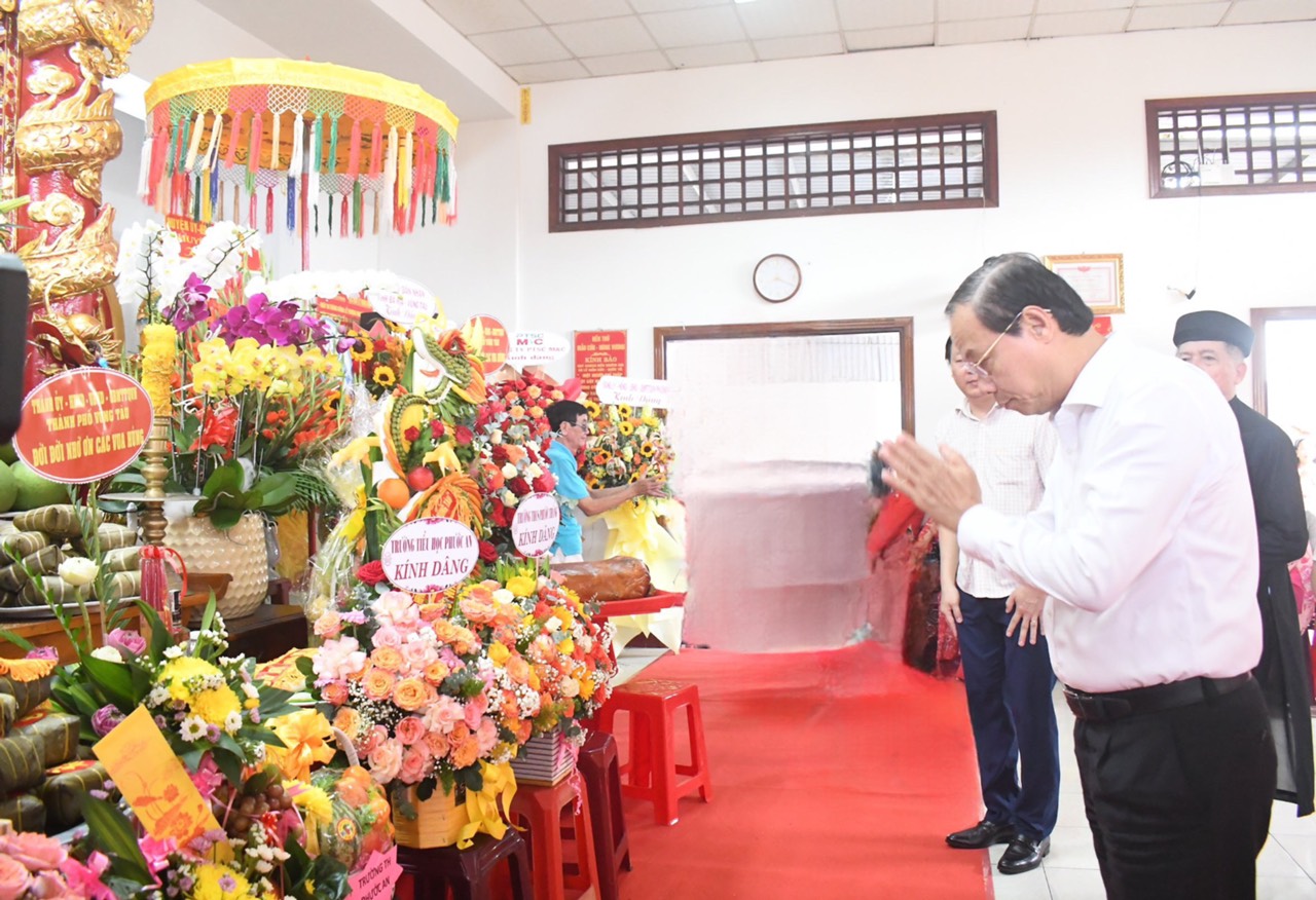 Ông Nguyễn Văn Thọ, Chủ tịch UBND tỉnh dân hương tưởng nhớ công ơn các Vua Hùng.