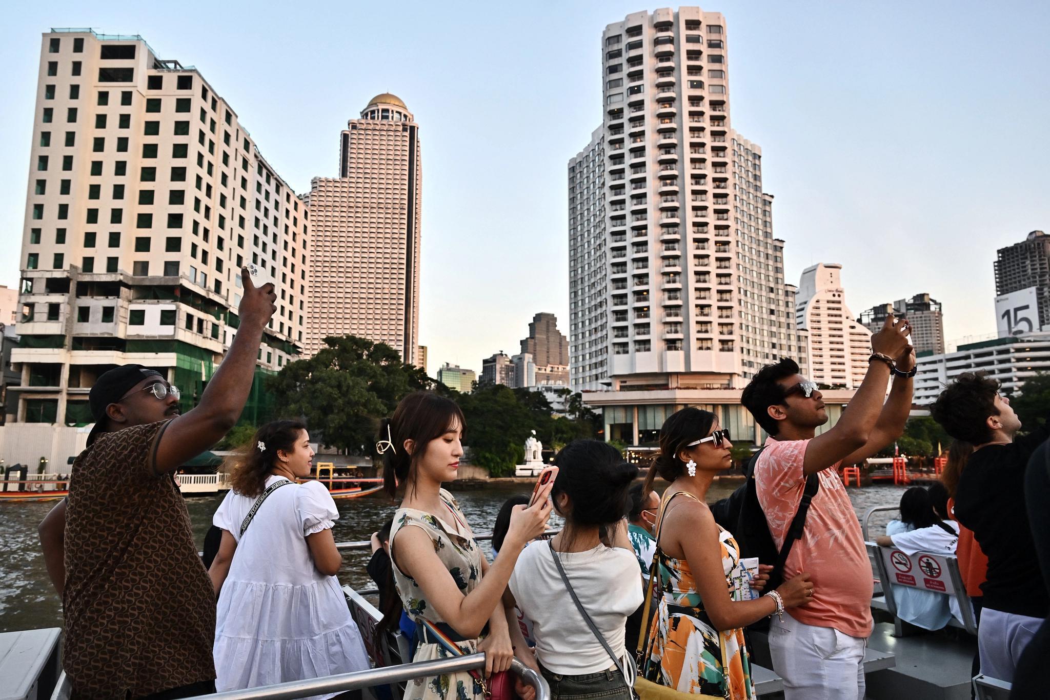 Khách du lịch đi thuyền trên sông Chao Praya ở Bangkok, Thái Lan.