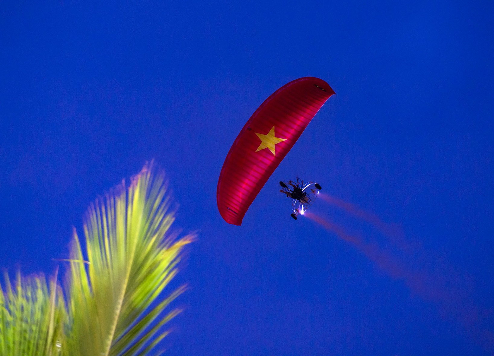 Biểu diễn dù lượn hưởng ứng Tuần lễ Du lịch Bà Rịa-Vũng Tàu 2023 tại The Maris Vũng Tàu.