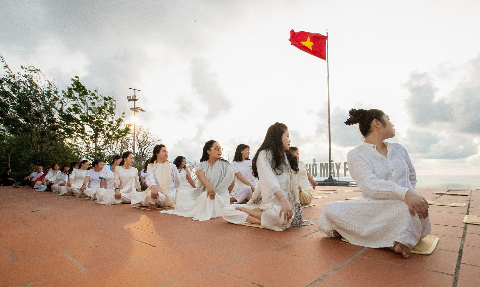 Khuôn viên Hồ Mây Park có không gian yên bình cho hoạt động  yoga, thiền.