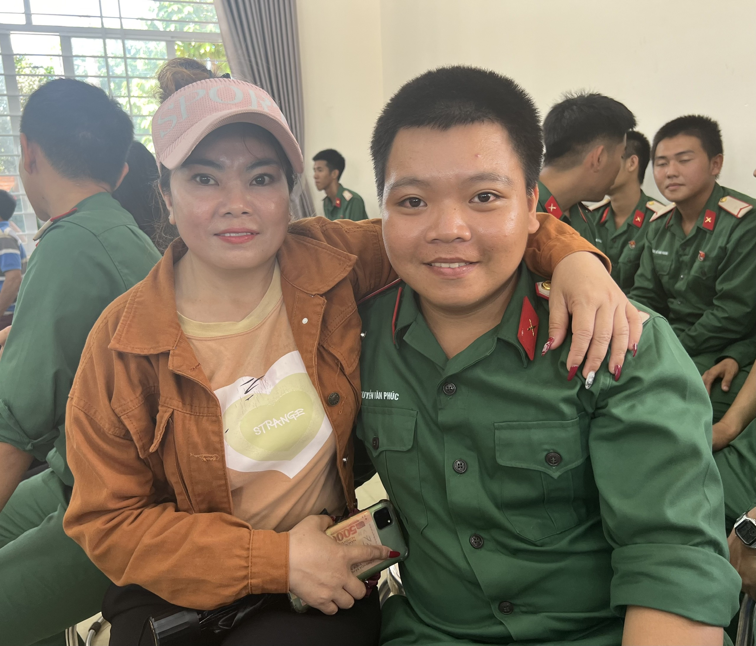 Chiến sĩ trẻ Trung đoàn Minh Đạm phấn khởi, hạnh phúc khi gặp lại người thân tại buổi gặp mặt.